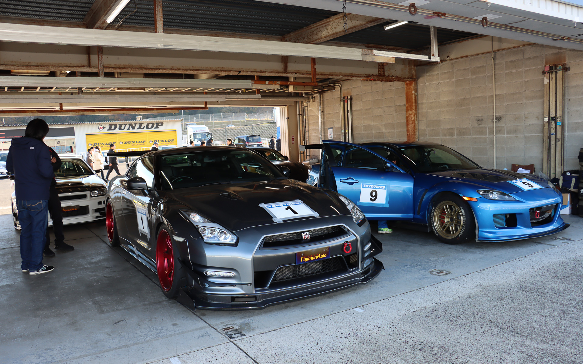 ピットスペースで走行を待つ参加者の車両