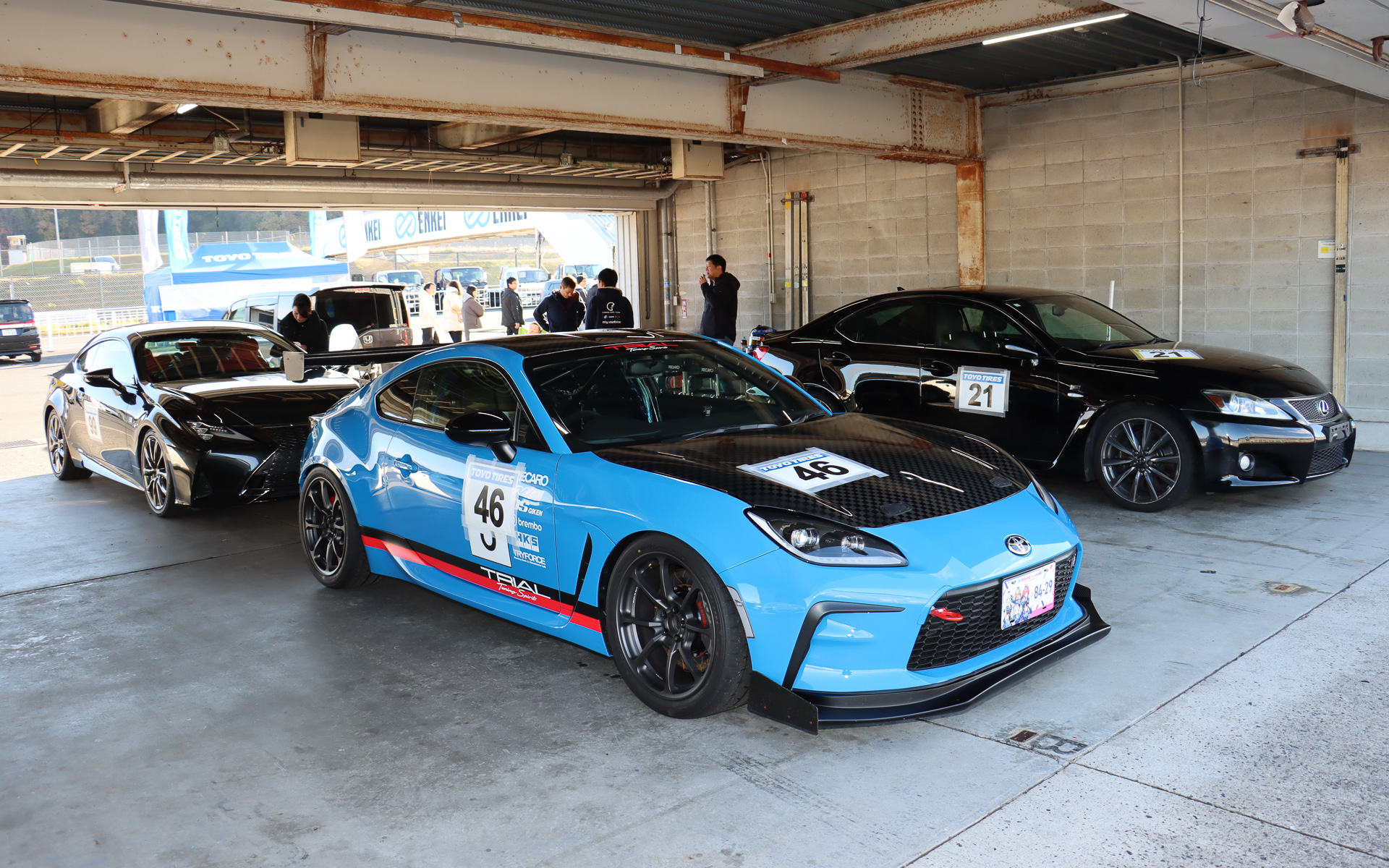 ピットスペースで走行を待つ参加者の車両