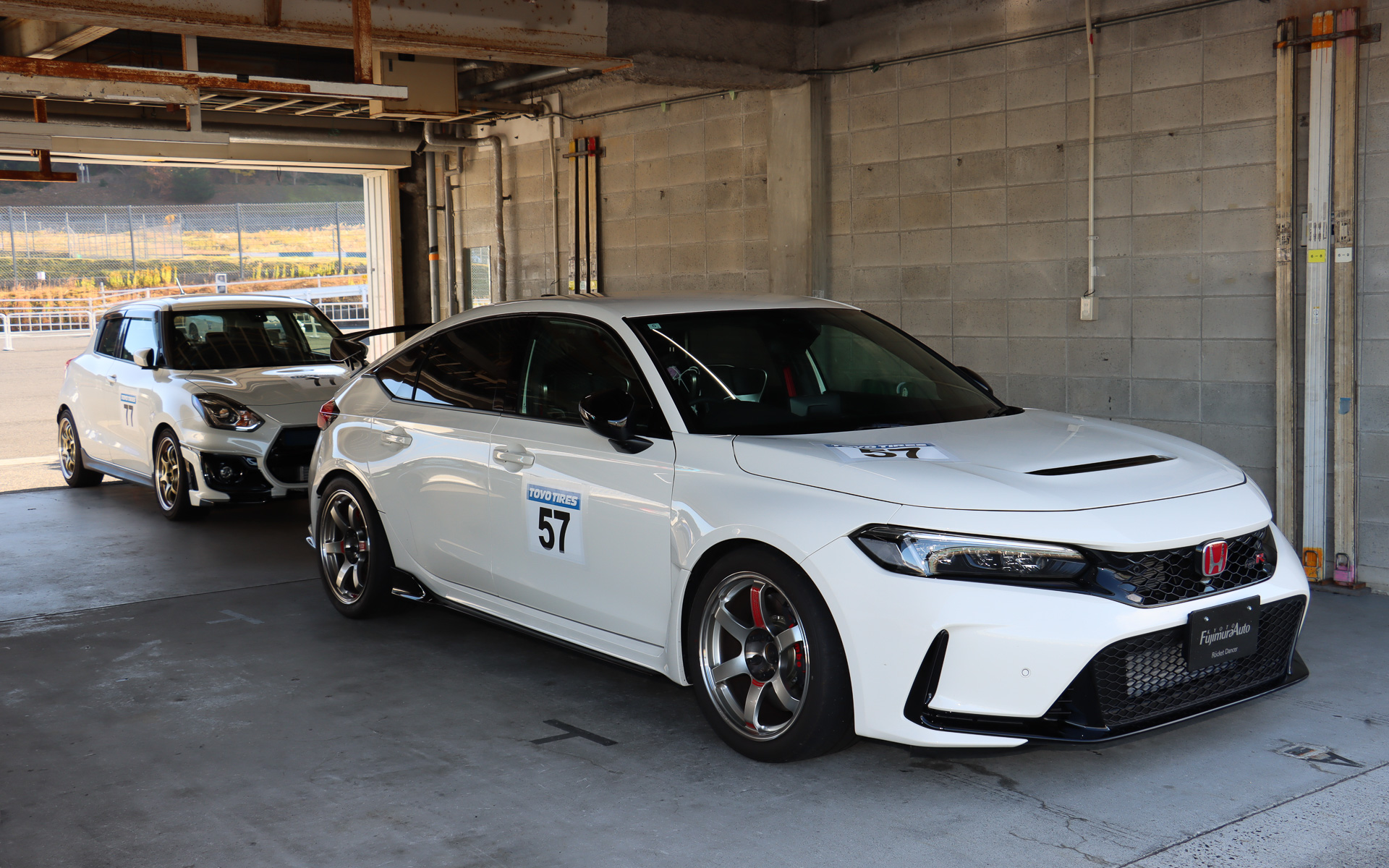 ピットスペースで走行を待つ参加者の車両