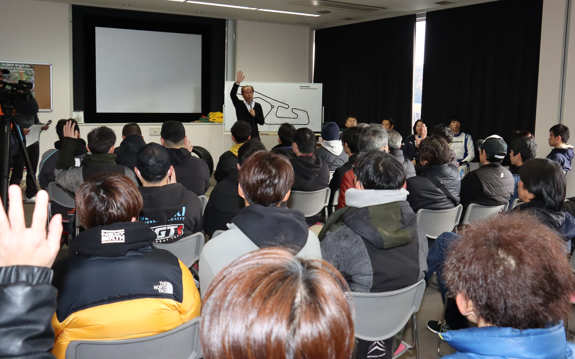 走行前に実施されたブリーフィング。サーキット走行の基本ルールやコースサイドで掲示される旗の意味などをあらためて説明