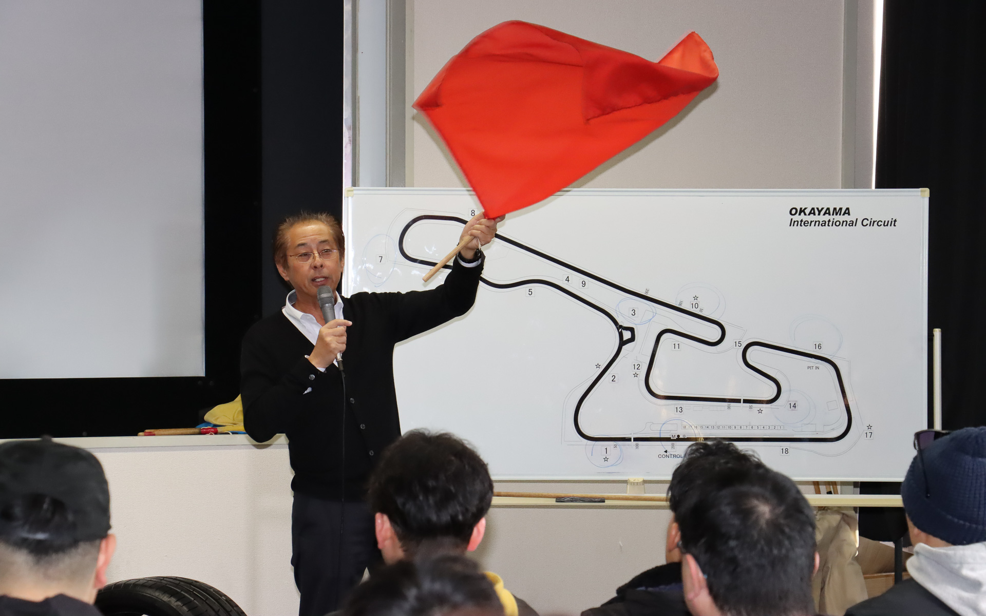 走行前に実施されたブリーフィング。サーキット走行の基本ルールやコースサイドで掲示される旗の意味などをあらためて説明
