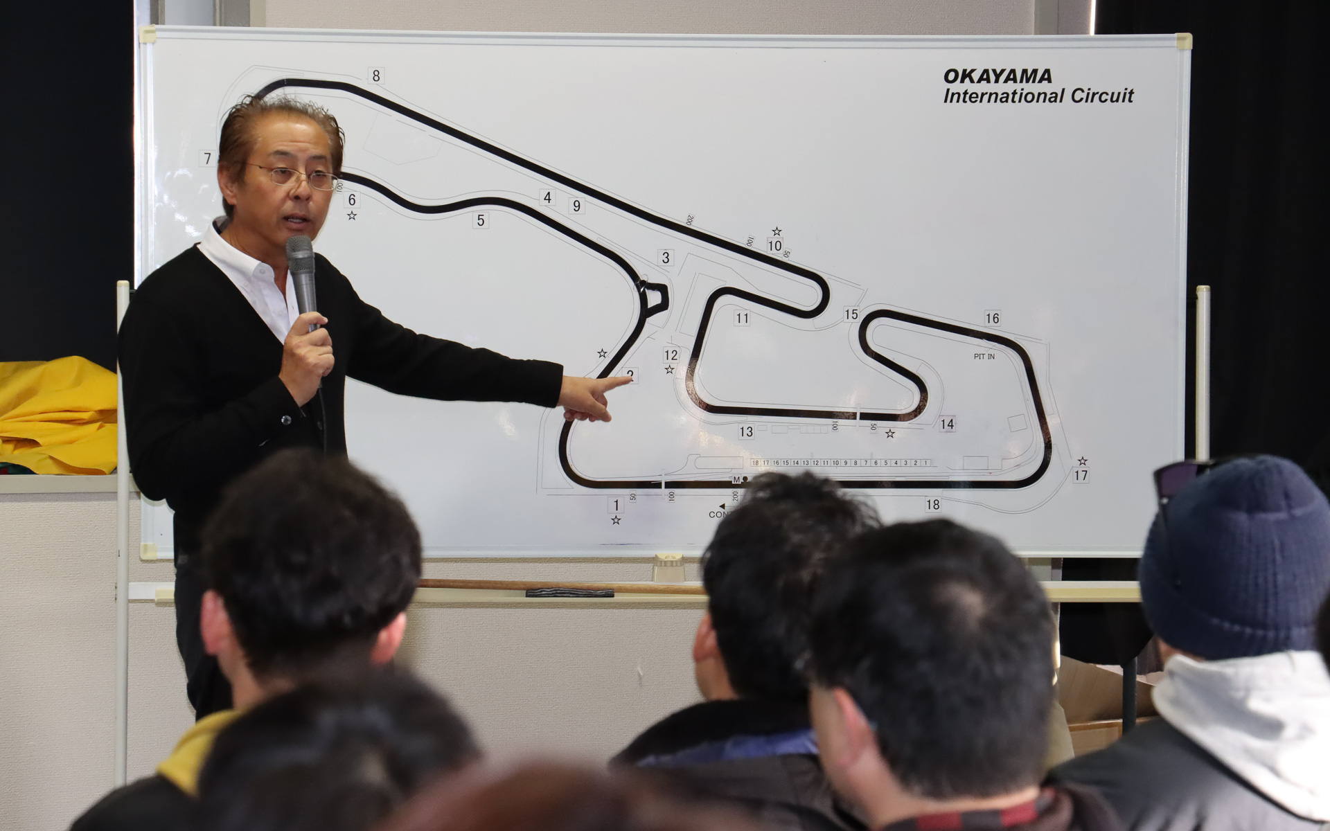 走行前に実施されたブリーフィング。サーキット走行の基本ルールやコースサイドで掲示される旗の意味などをあらためて説明