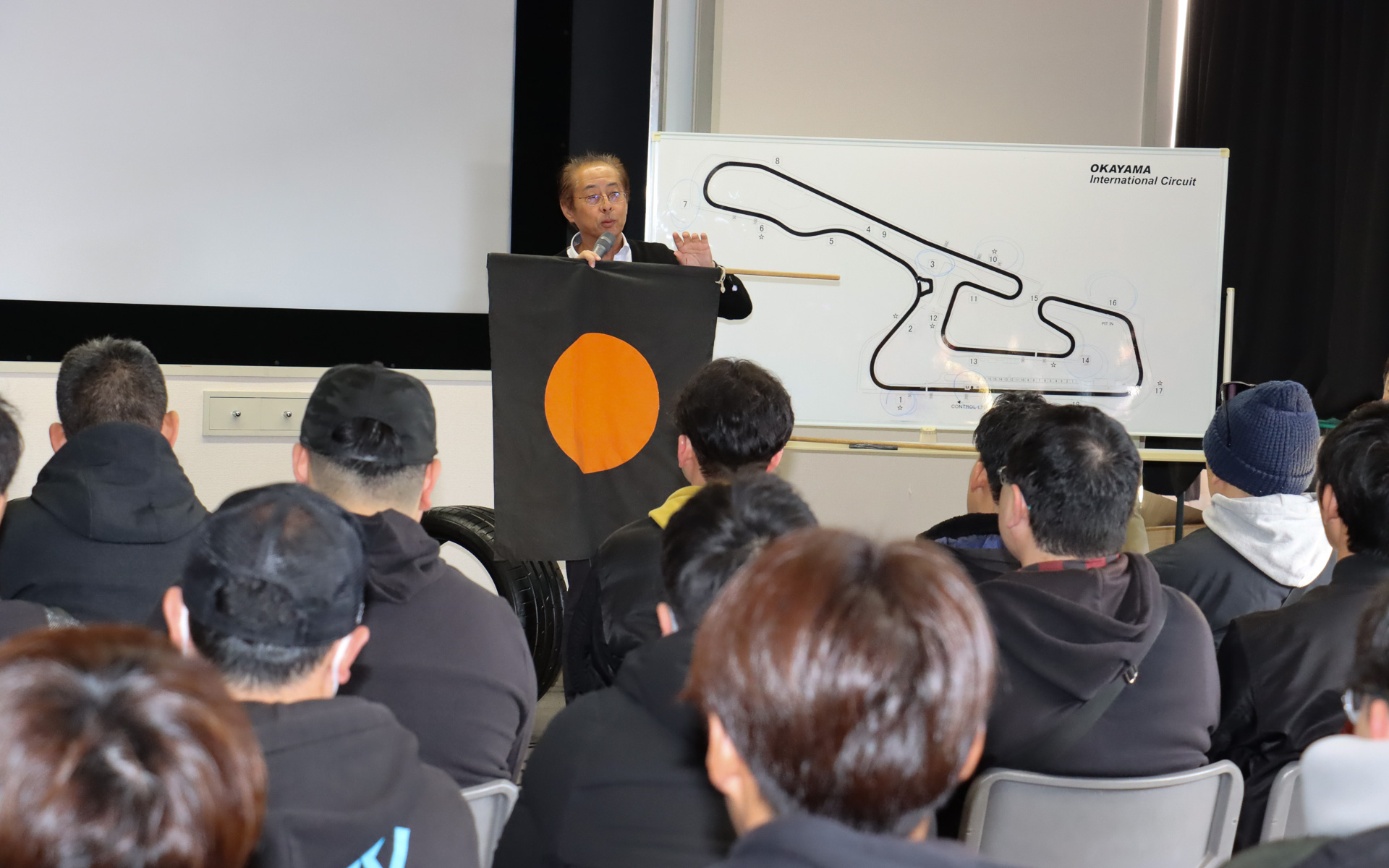 走行前に実施されたブリーフィング。サーキット走行の基本ルールやコースサイドで掲示される旗の意味などをあらためて説明