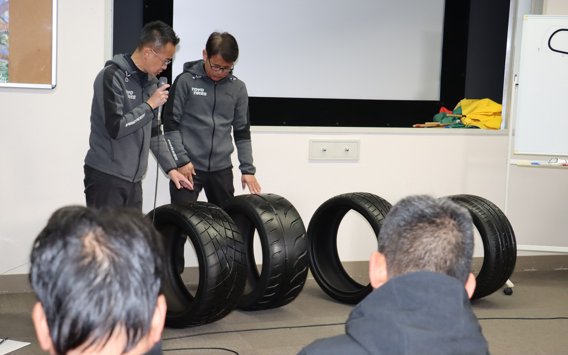 ブリーフィング中にはTOYO TIRE株式会社 商品企画本部 グローバルマーケティング部 モータースポーツチーム チームリーダーの古口敦規氏がプロクセス製品の特徴などについて解説する時間も用意された