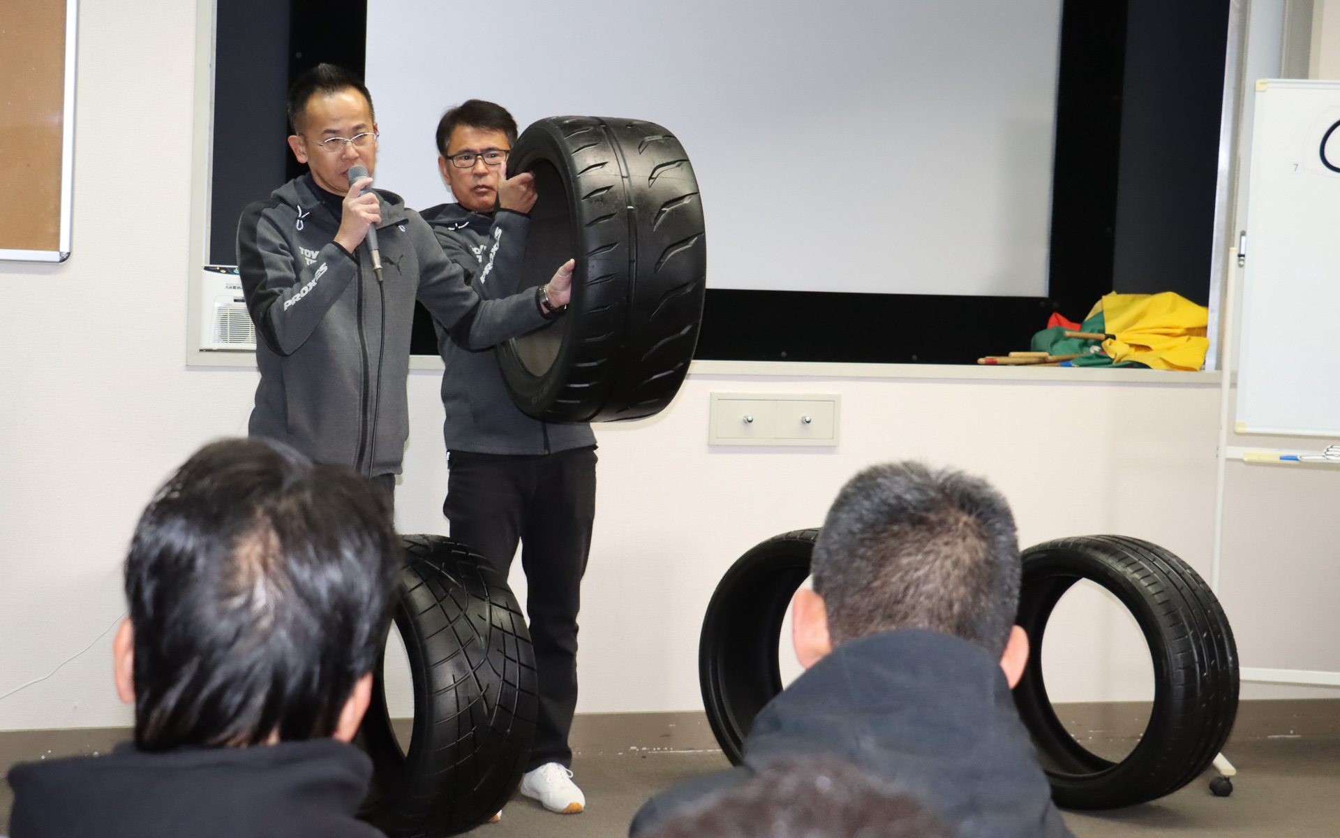 ブリーフィング中にはTOYO TIRE株式会社 商品企画本部 グローバルマーケティング部 モータースポーツチーム チームリーダーの古口敦規氏がプロクセス製品の特徴などについて解説する時間も用意された