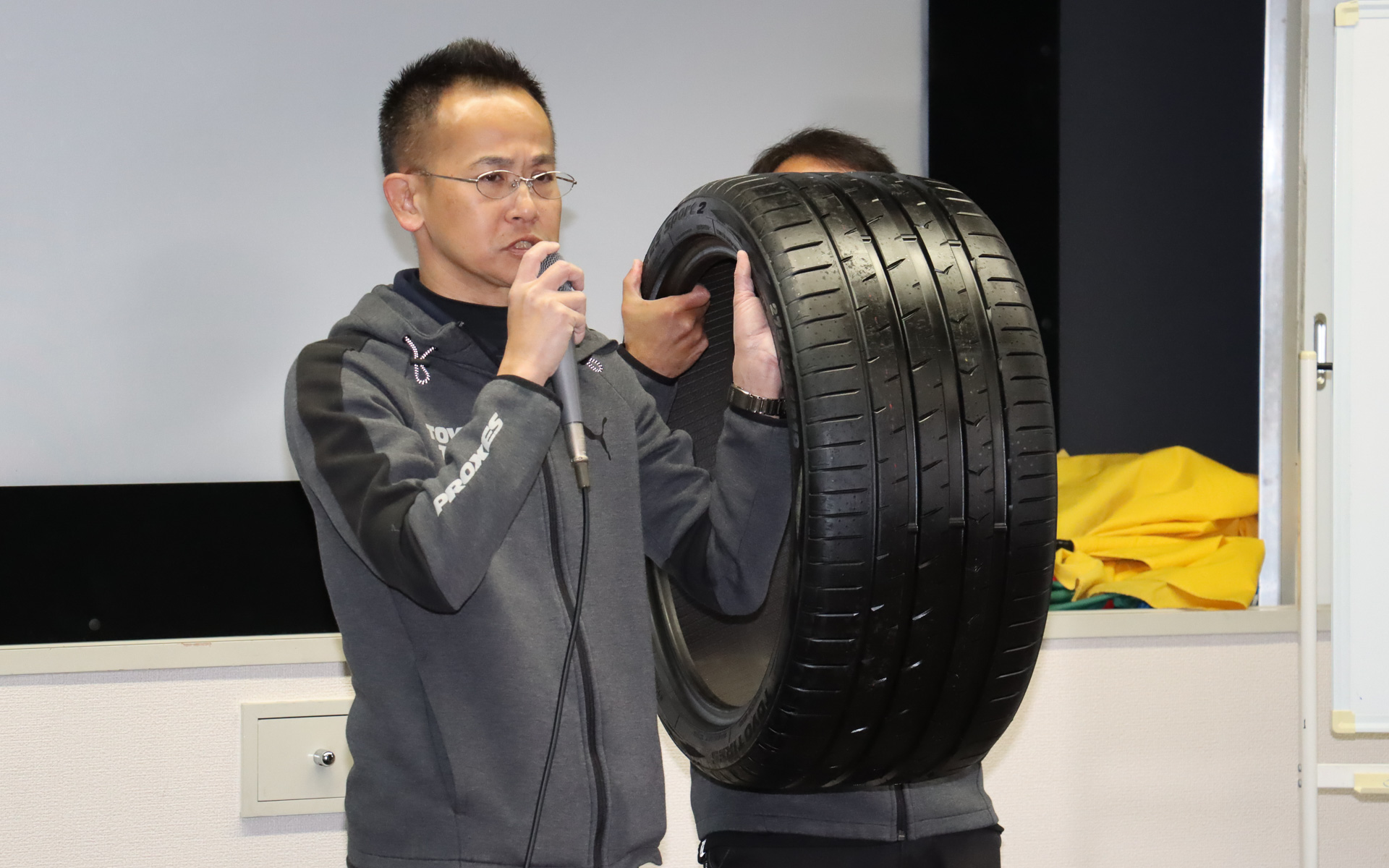 ブリーフィング中にはTOYO TIRE株式会社 商品企画本部 グローバルマーケティング部 モータースポーツチーム チームリーダーの古口敦規氏がプロクセス製品の特徴などについて解説する時間も用意された