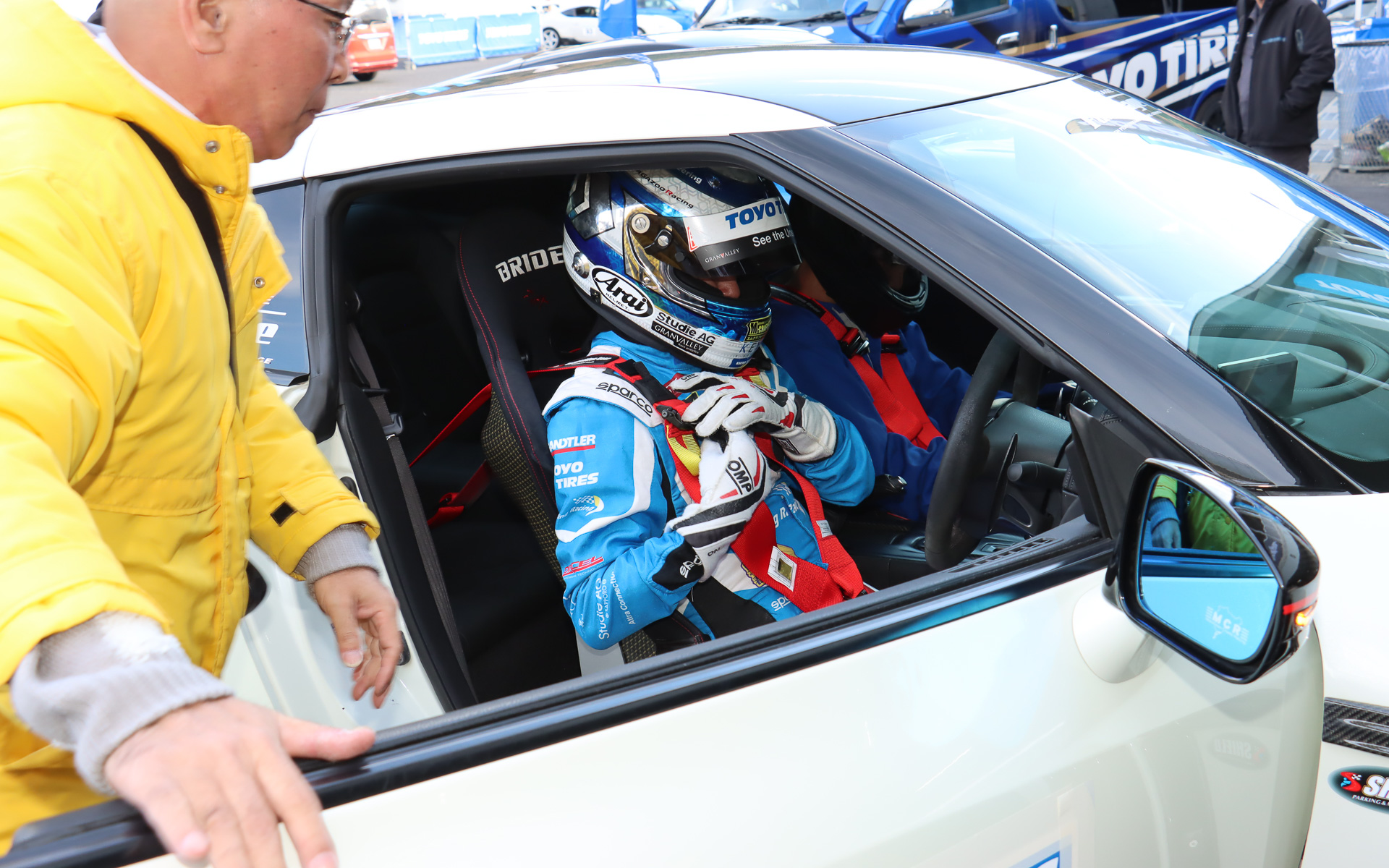 インストラクターが運転する車両の助手席に座ってサーキット走行を体験する同乗レッスンも抽選で実施