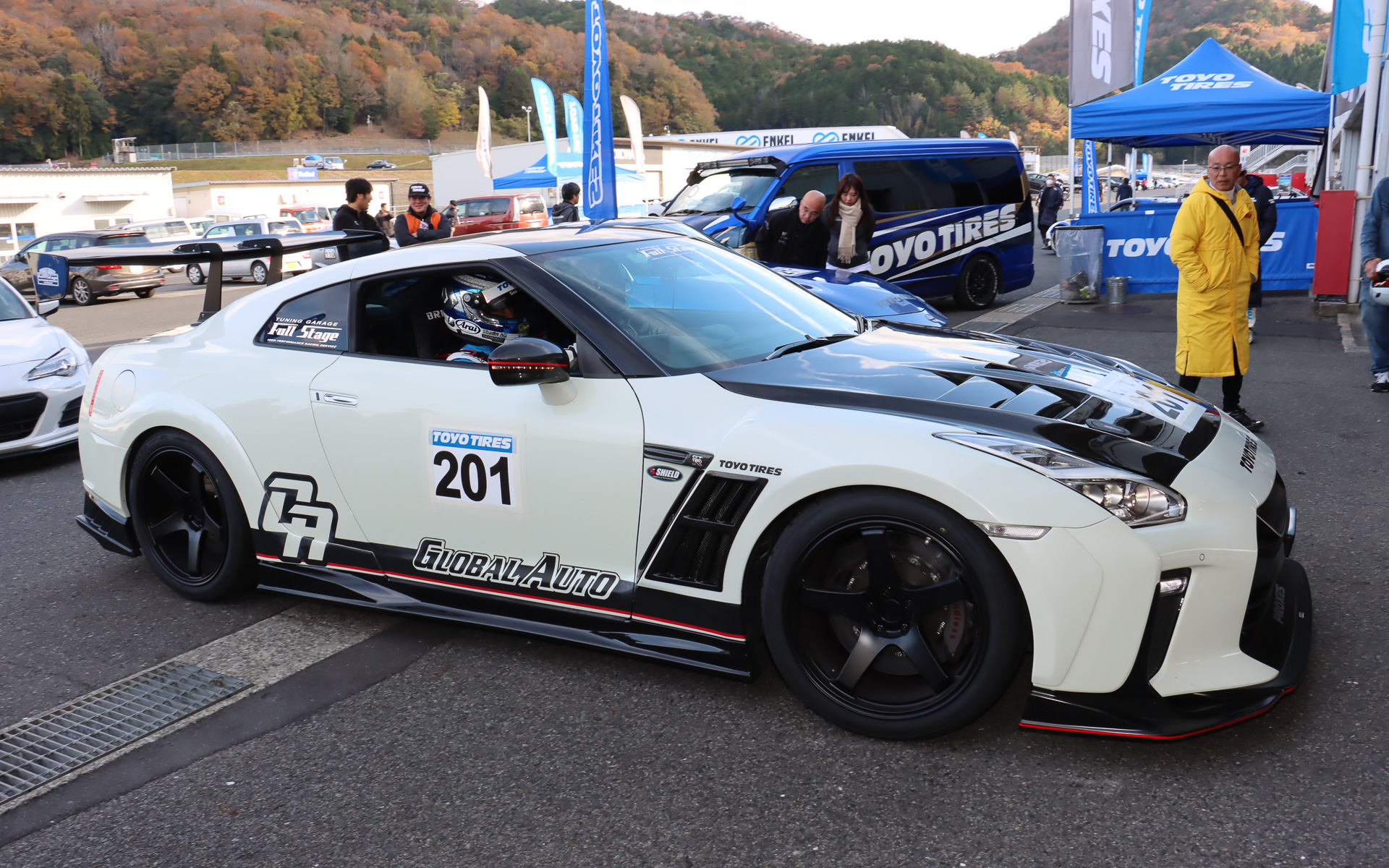 インストラクターが運転する車両の助手席に座ってサーキット走行を体験する同乗レッスンも抽選で実施