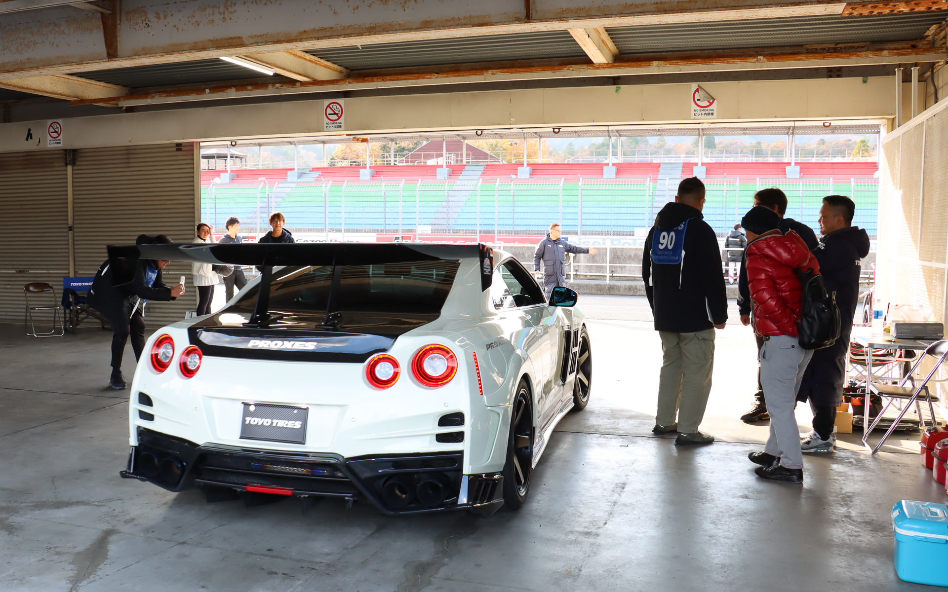 インストラクターが運転する車両の助手席に座ってサーキット走行を体験する同乗レッスンも抽選で実施