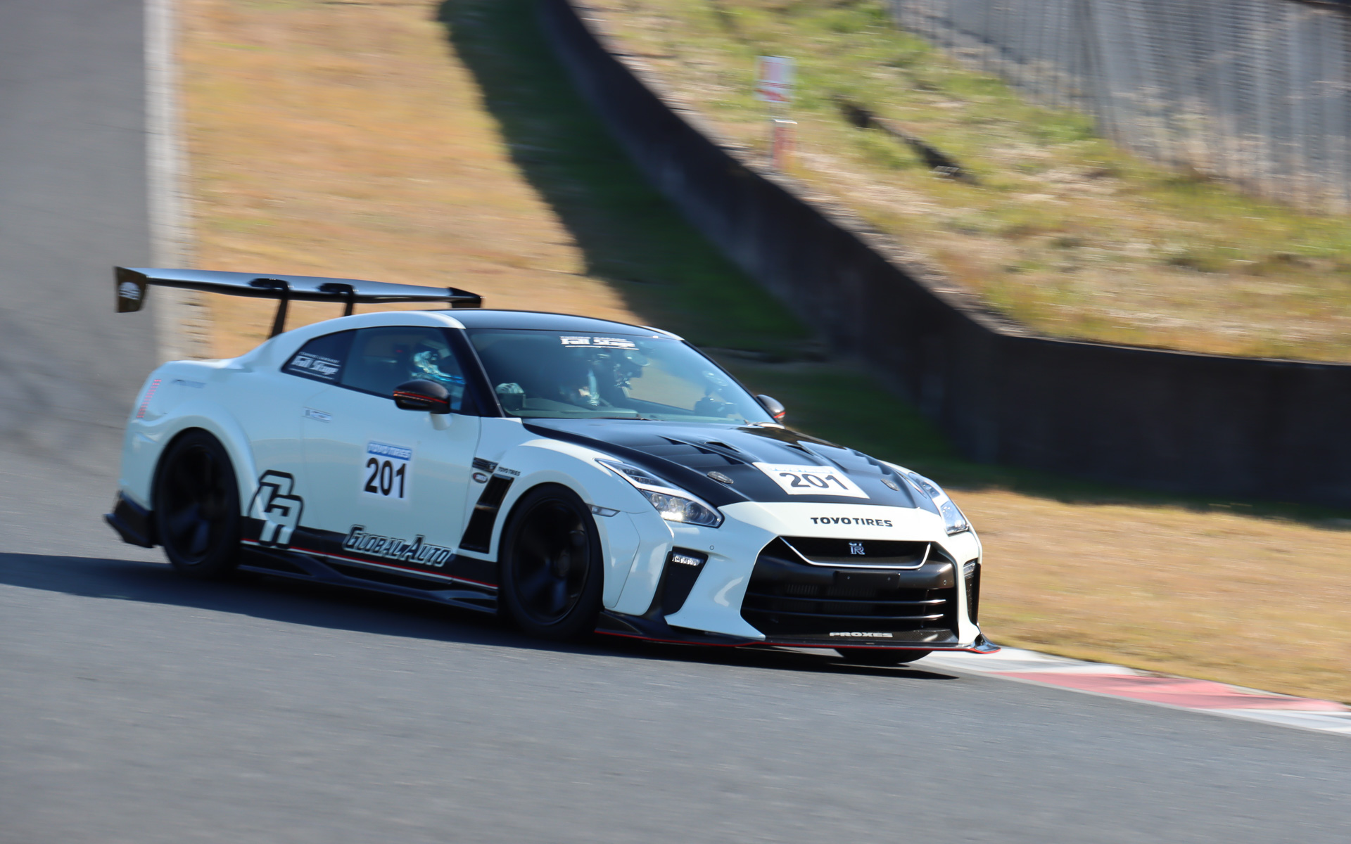 インストラクターが運転する車両の助手席に座ってサーキット走行を体験する同乗レッスンも抽選で実施