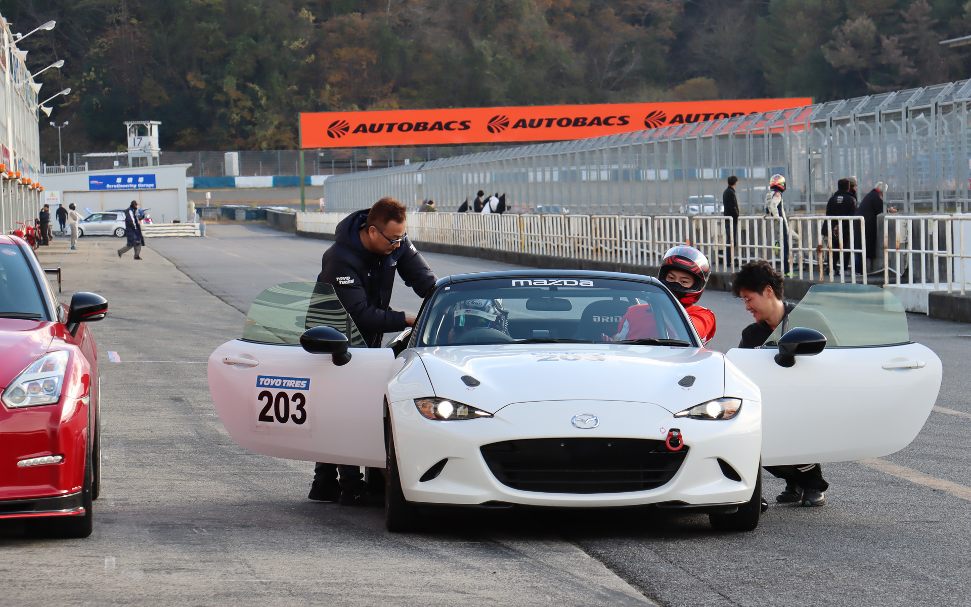 インストラクターが運転する車両の助手席に座ってサーキット走行を体験する同乗レッスンも抽選で実施