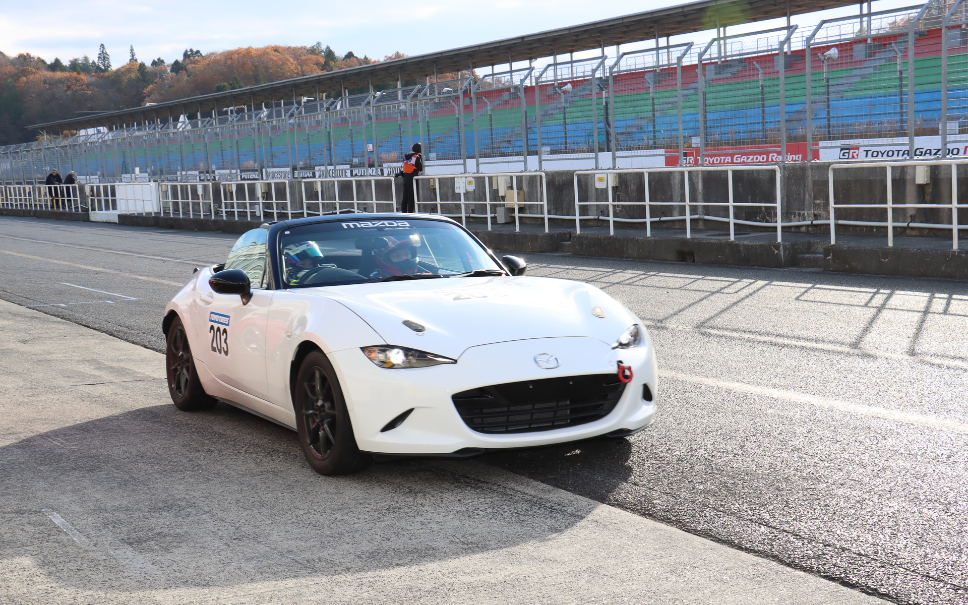 インストラクターが運転する車両の助手席に座ってサーキット走行を体験する同乗レッスンも抽選で実施