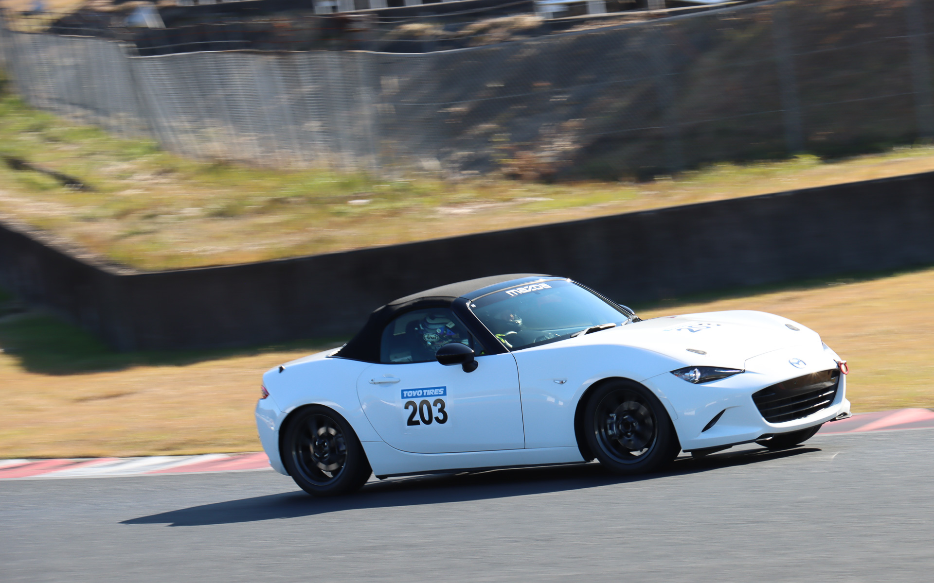 インストラクターが運転する車両の助手席に座ってサーキット走行を体験する同乗レッスンも抽選で実施