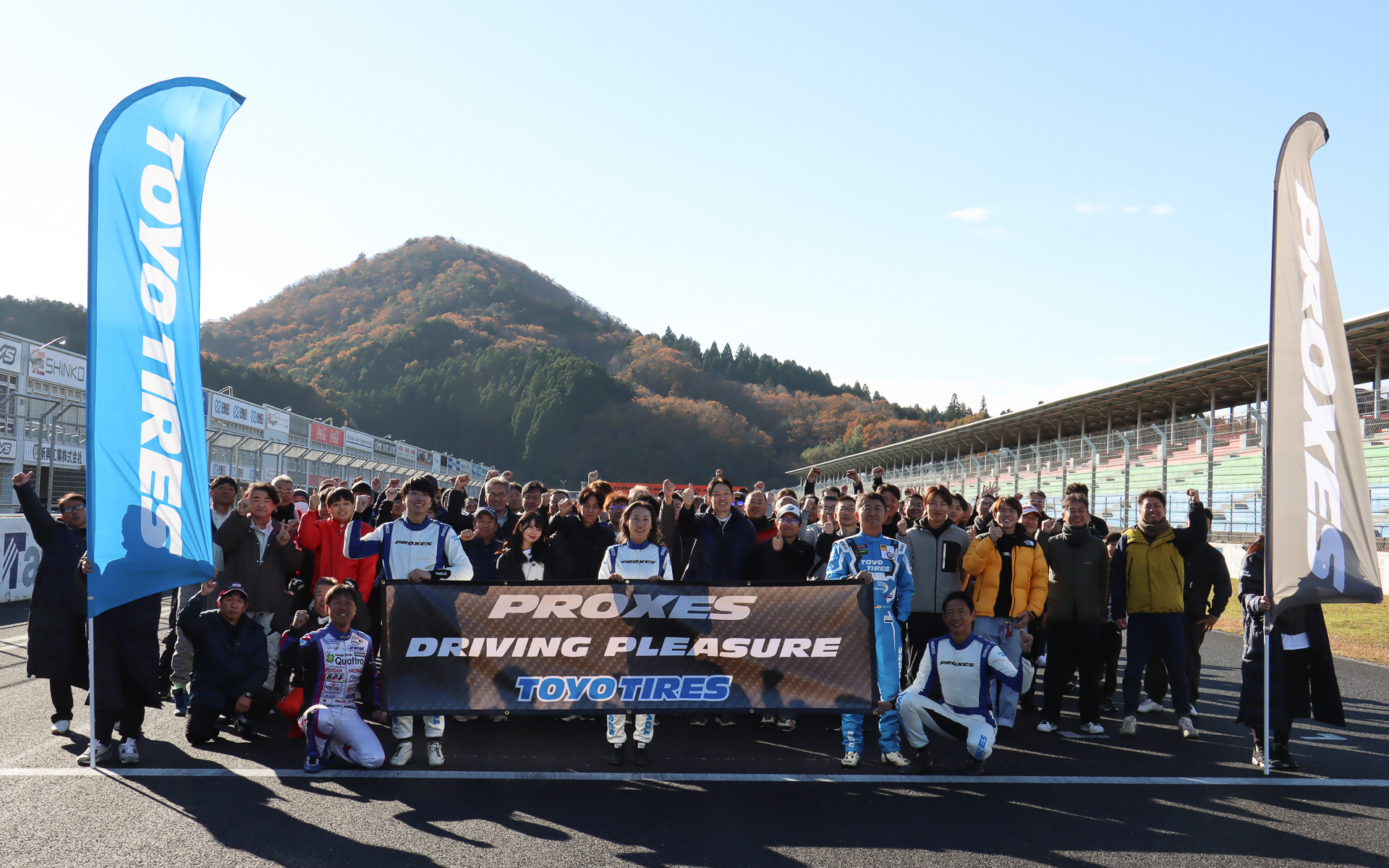 イベントのオープニングを飾る参加者全員での記念撮影