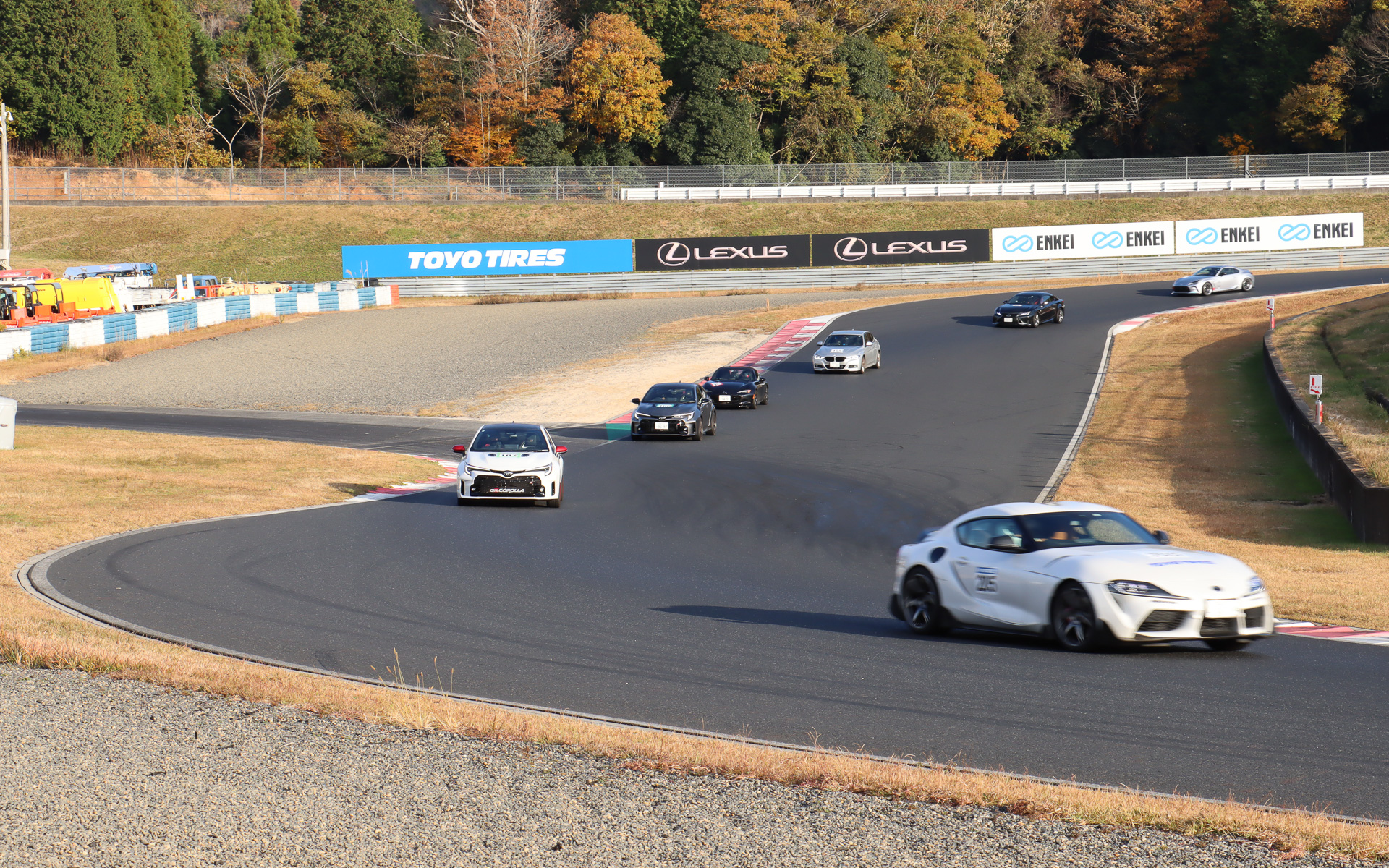 先導車のペースに合わせてコース走行する「スタートアップクラス」