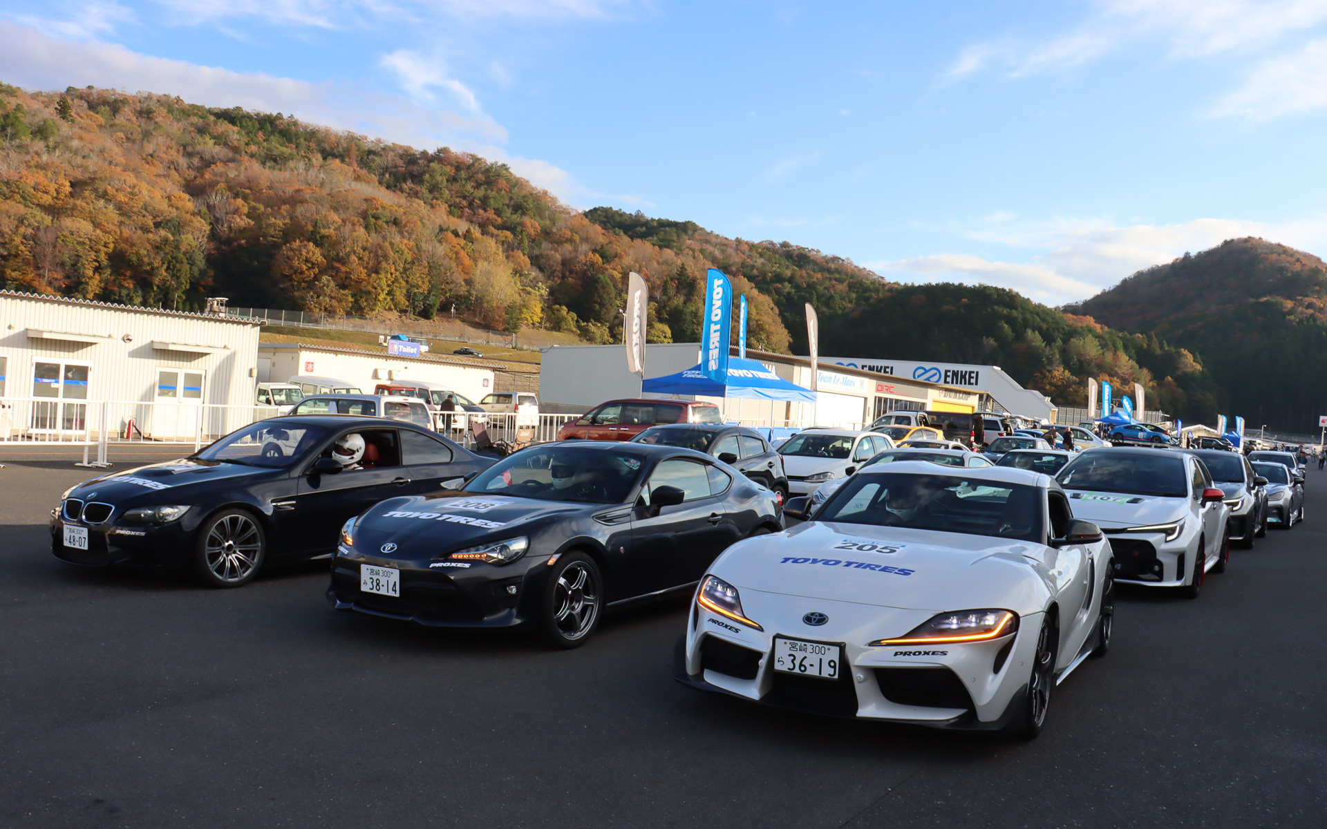 スタートアップクラスは事前に隊列を組み、一列になってコースインする