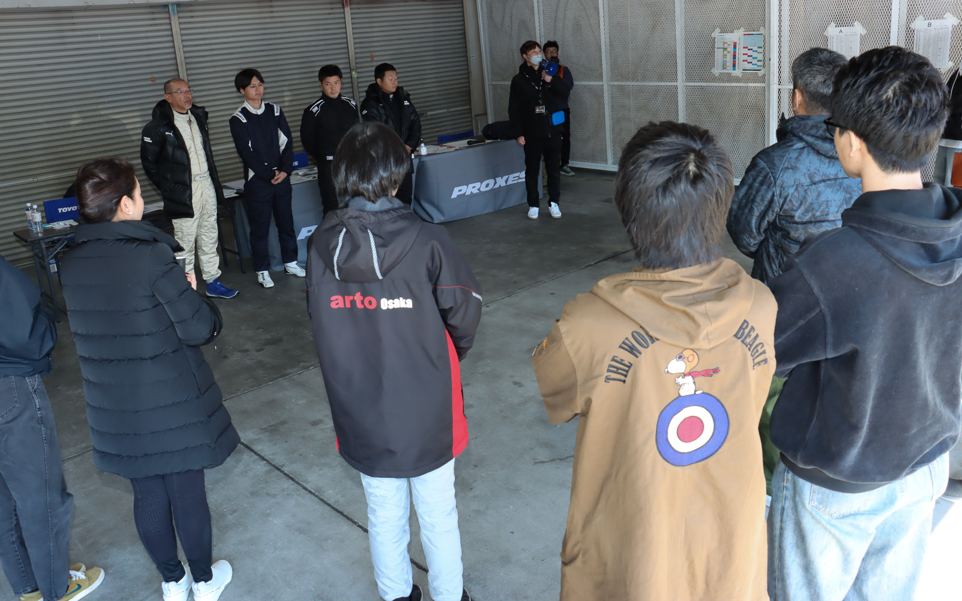 先導走行の前に実施されたミーティング。万が一コースアウトしたときの対応やペースについていけなくなったら無理をしなくてもよいなどの注意点が説明されていた