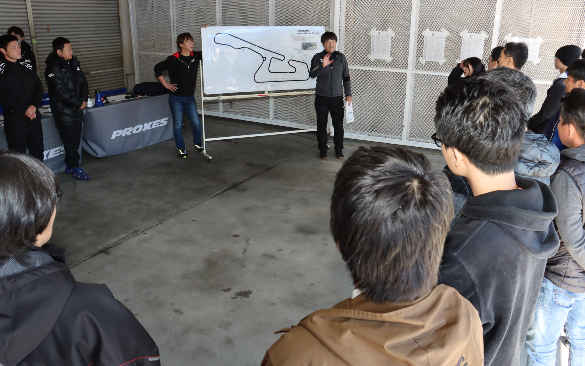 先導走行の前に実施されたミーティング。万が一コースアウトしたときの対応やペースについていけなくなったら無理をしなくてもよいなどの注意点が説明されていた