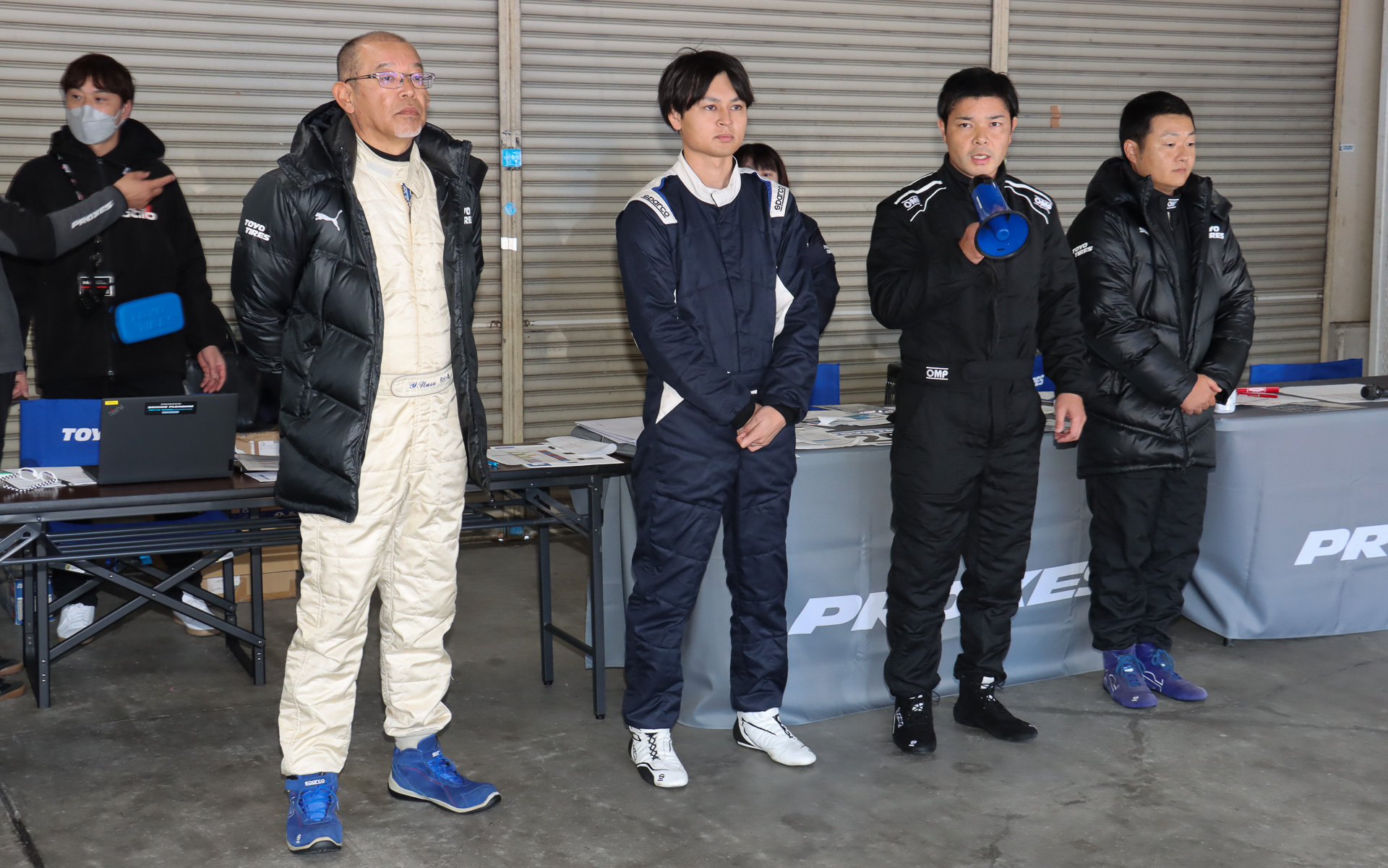 先導車を運転するのは、日ごろは宮崎県にあるトーヨータイヤのタイヤテストコースで新製品開発などのテスト走行を担当する評価ドライバー