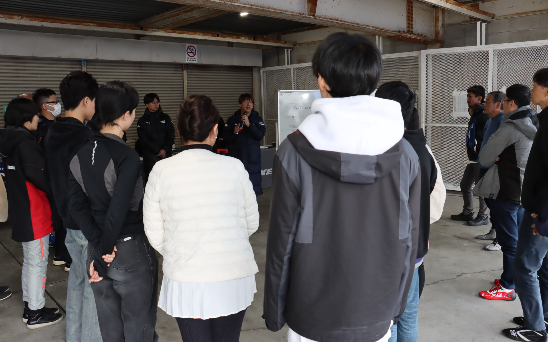 2回目の走行前にもミーティングを実施。最初の枠で走ってみて、もう少しペースアップしたい人と、2回目もペースはそのままで走りたい人でそれぞれ挙手してもらい、組み分け変更をして希望に沿うよう先導走行が行なわれた