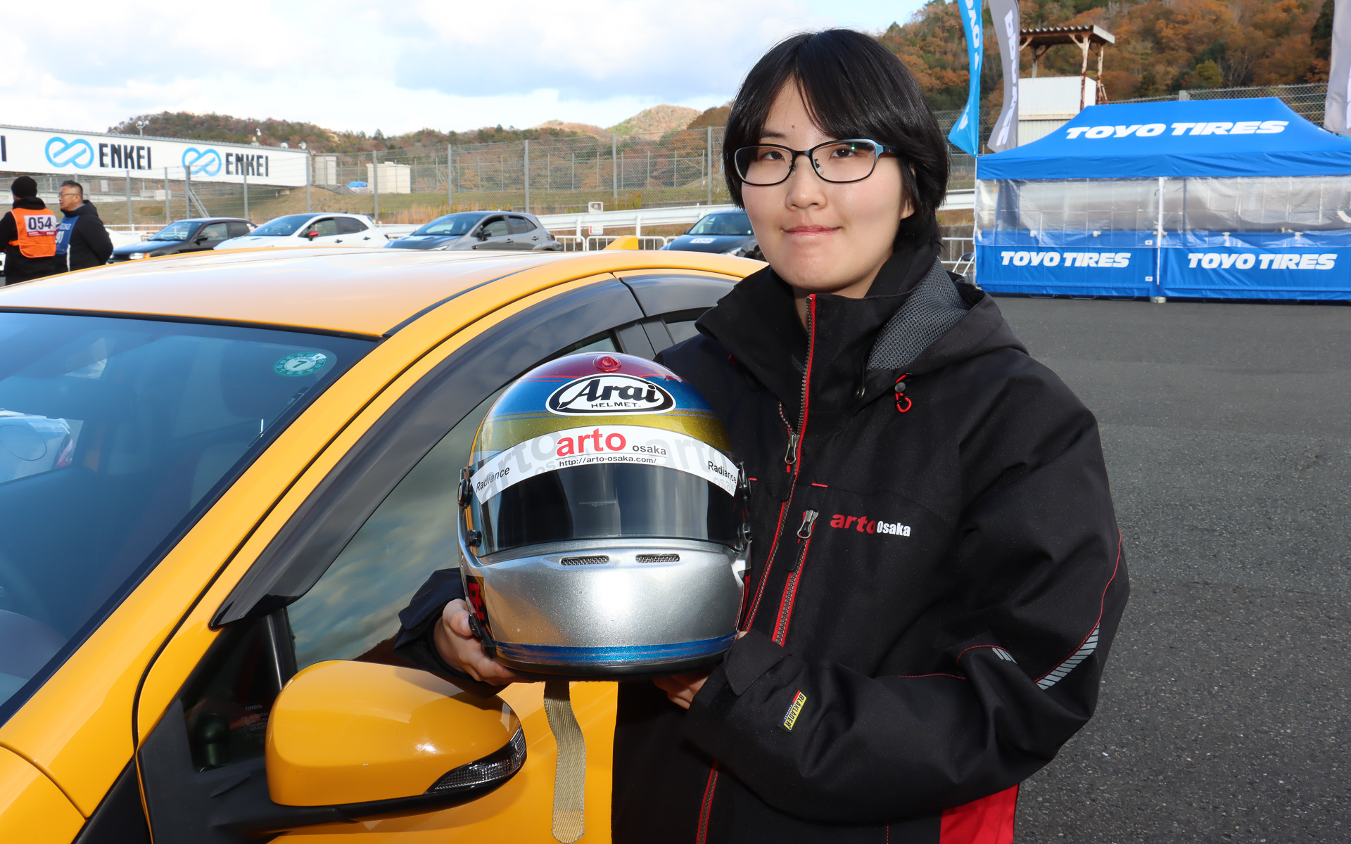 日ごろからサーキットを走行している舞さんだけに、美しくカラーリングされたヘルメットに加え、レーシングスーツやレーシンググローブなどをしっかりと着用して走行に臨んでいた