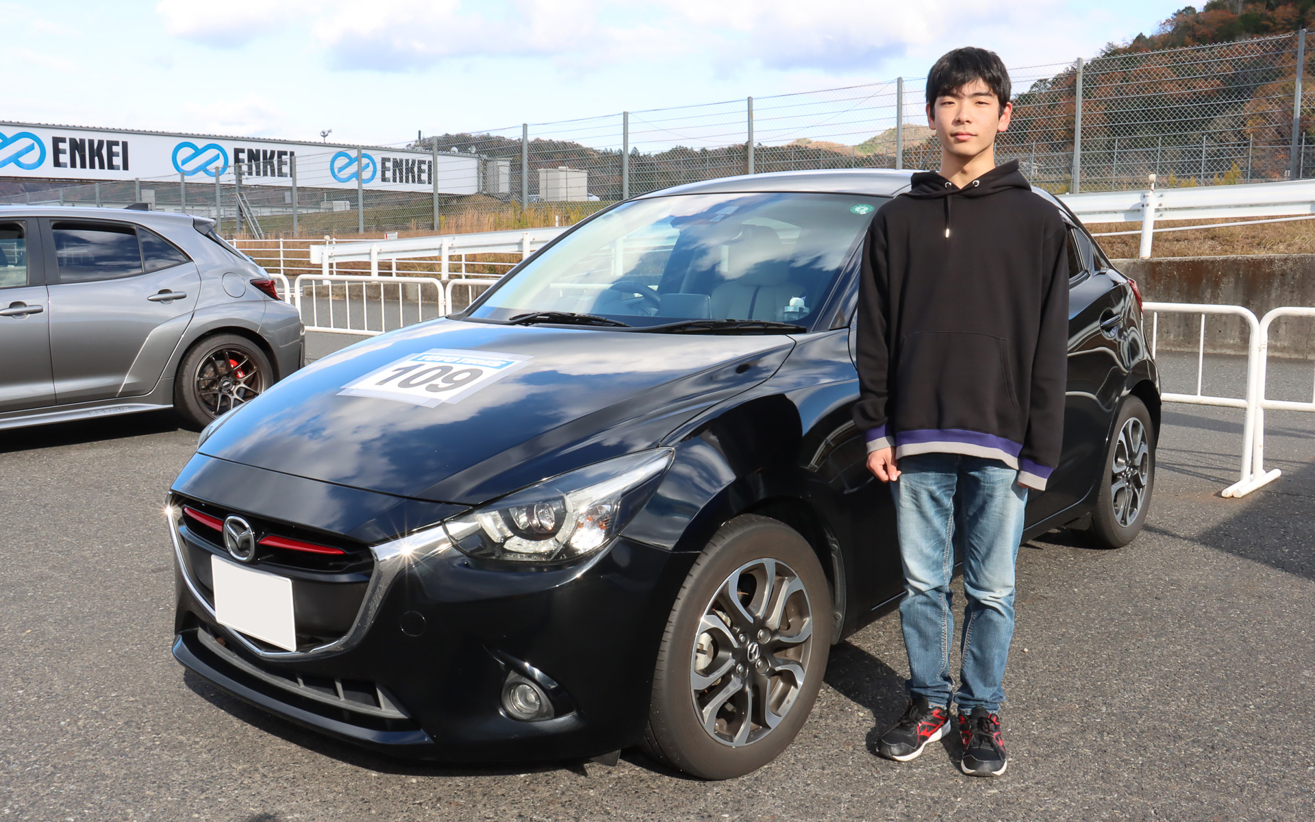 灰斗さんと愛車のマツダ・デミオ