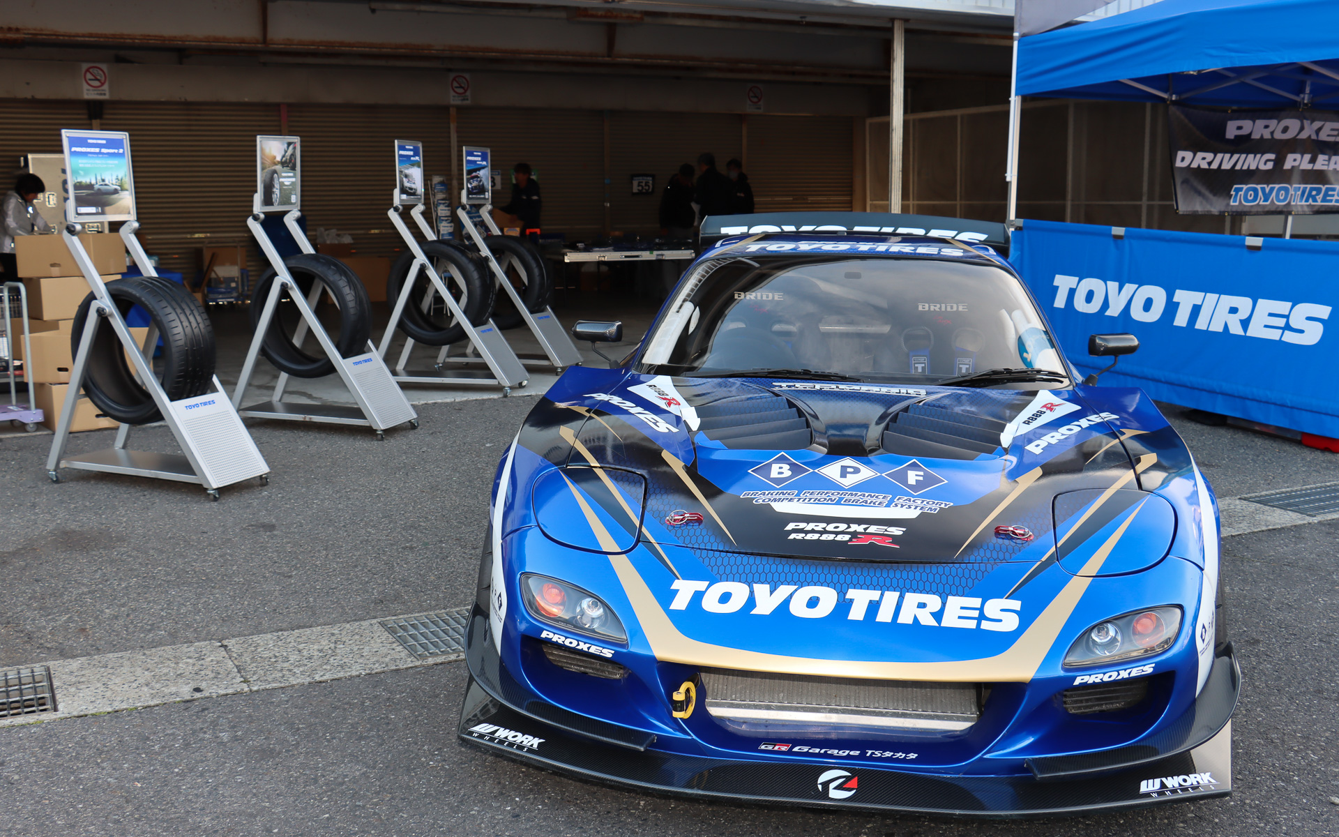 ピットエリアに用意されたトーヨータイヤブース