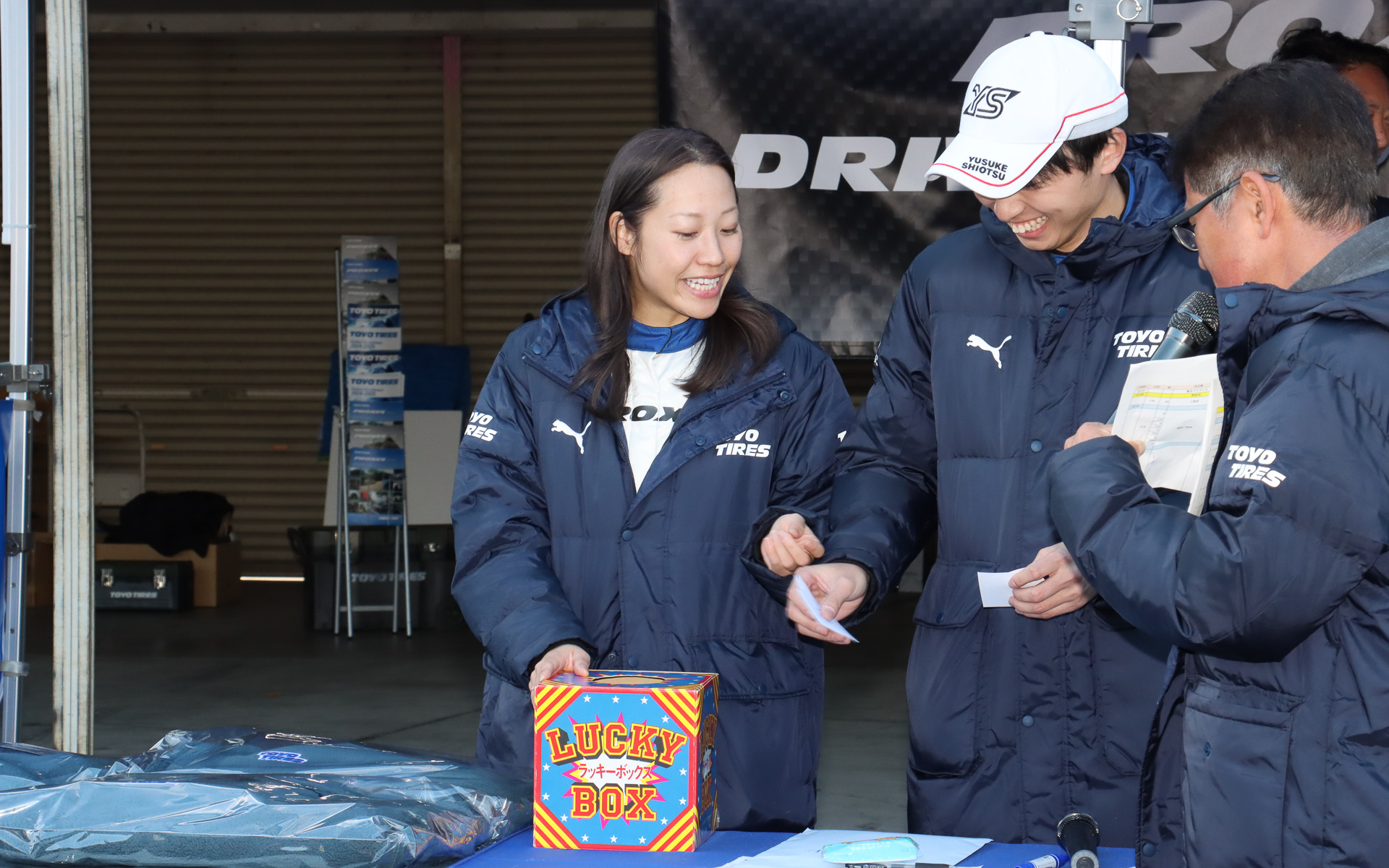 閉会式中にはインストラクターによるゼッケンナンバーの抽選で、トーヨータイヤのロゴ入りキャップやスポーツタオル、パーカー、サロペットなどが参加者にプレゼントされた