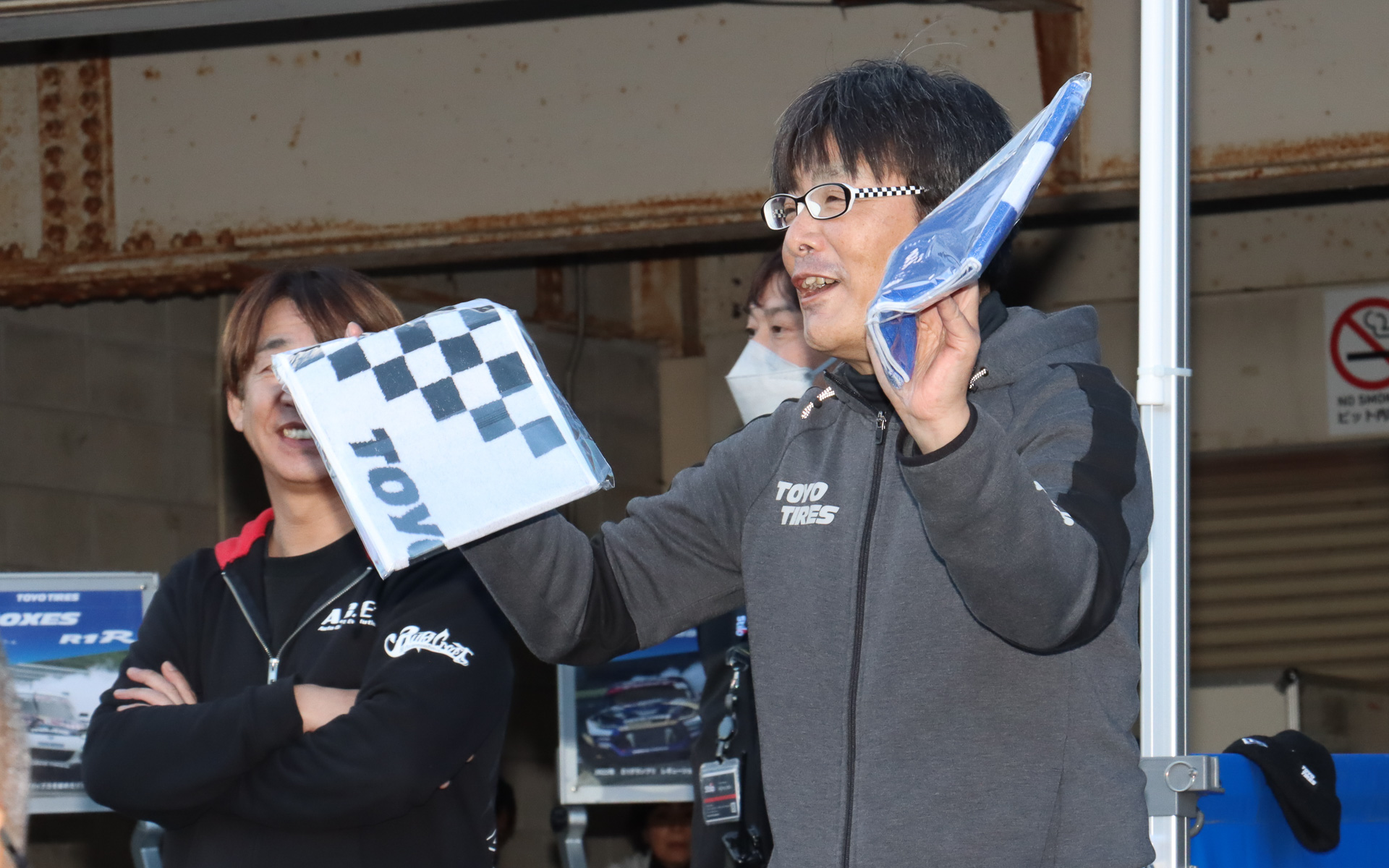 閉会式中にはインストラクターによるゼッケンナンバーの抽選で、トーヨータイヤのロゴ入りキャップやスポーツタオル、パーカー、サロペットなどが参加者にプレゼントされた