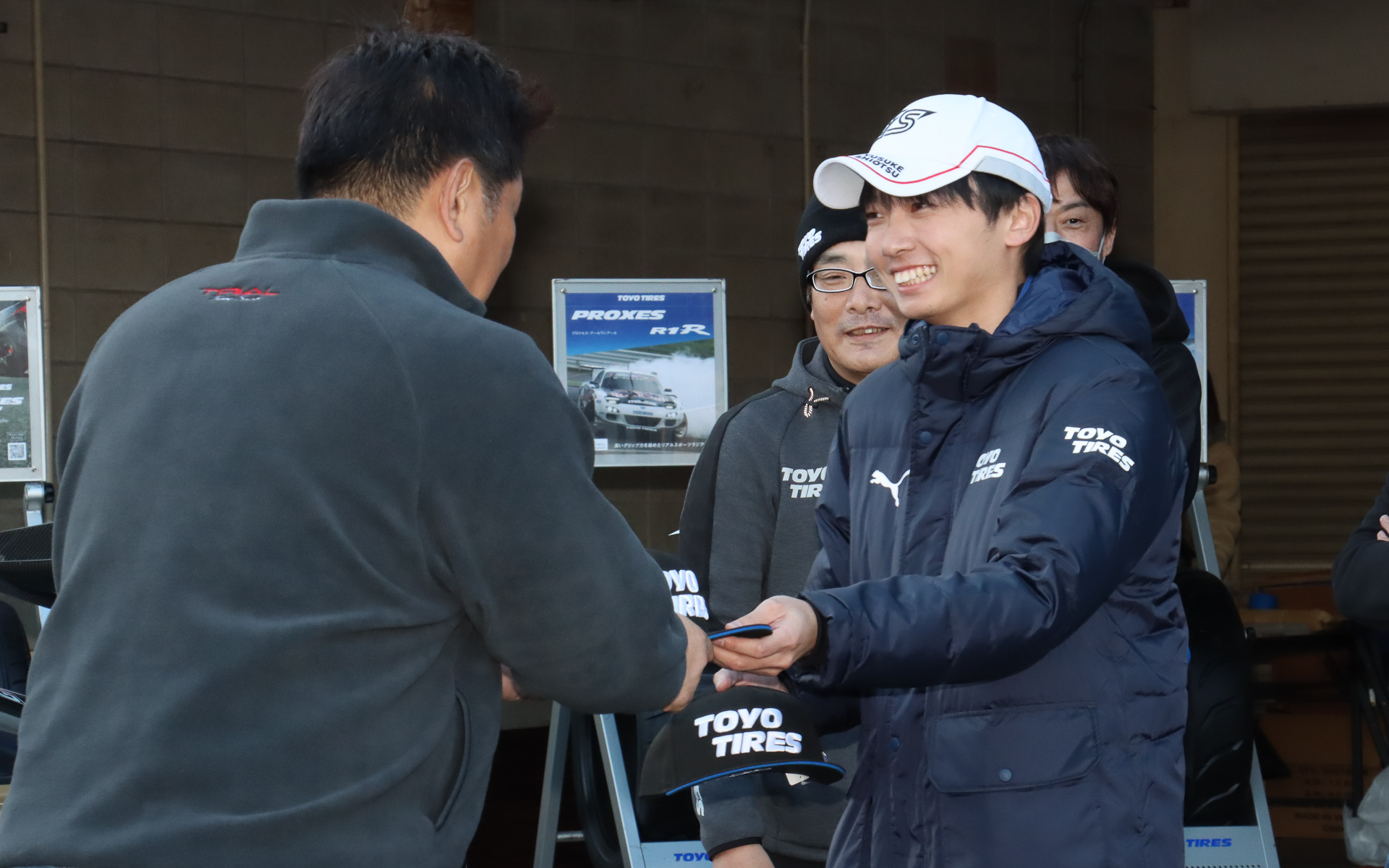 閉会式中にはインストラクターによるゼッケンナンバーの抽選で、トーヨータイヤのロゴ入りキャップやスポーツタオル、パーカー、サロペットなどが参加者にプレゼントされた