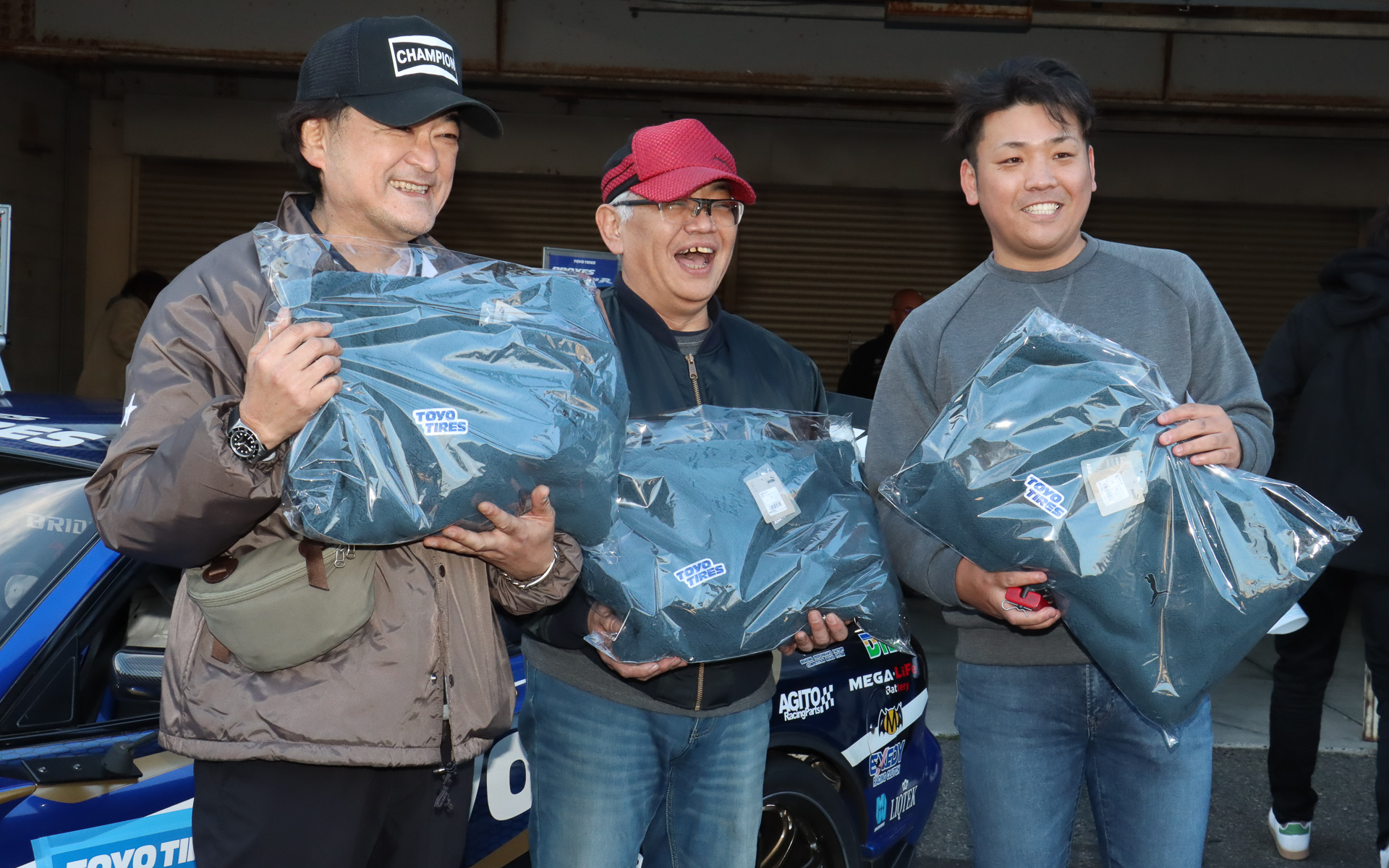 閉会式中にはインストラクターによるゼッケンナンバーの抽選で、トーヨータイヤのロゴ入りキャップやスポーツタオル、パーカー、サロペットなどが参加者にプレゼントされた