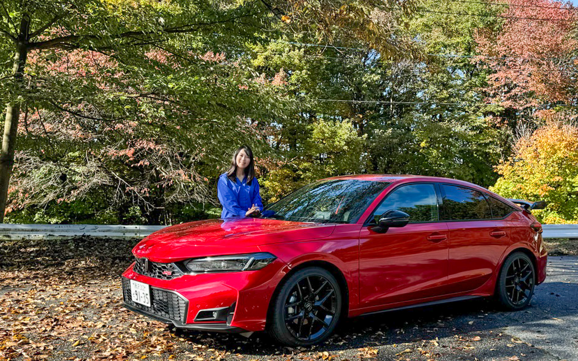 シェブロン（鋸歯）形状の技術を取り入れた、テールゲートスポイラー　ウイングタイプを装着したシビックRS。6速MTです。本当は後ろ姿がメインでが、このクーペのように美しいデザインが大好きなので、前から撮ってもらいました（笑）