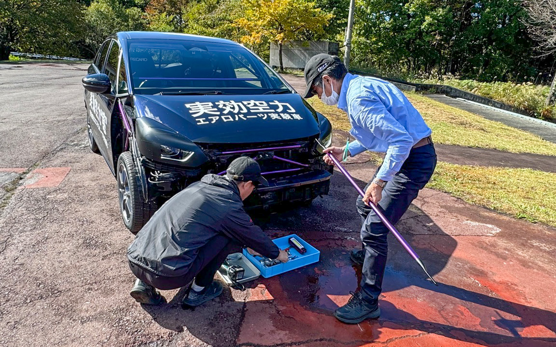 こちらが実効空力をいろいろと試すパーツが装着された、実験車両。どこにどんな長さのバーを取り付けるか、若い技術者たちが自分で試行錯誤して日々勉強しているそうです