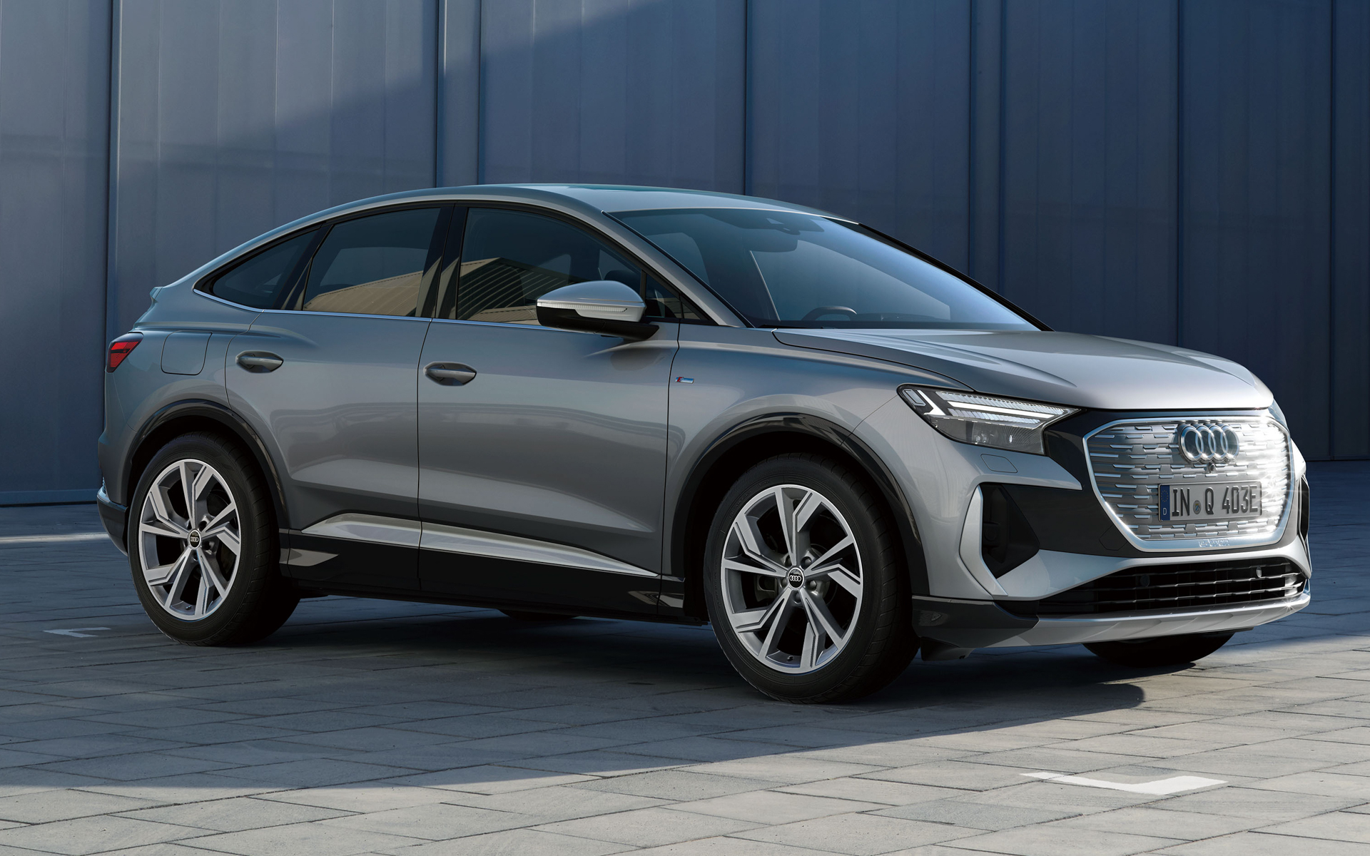 プレミアムコンパクトSUVながらクーペのようなルーフラインが特徴のQ4 スポーツバック 45 e-tron