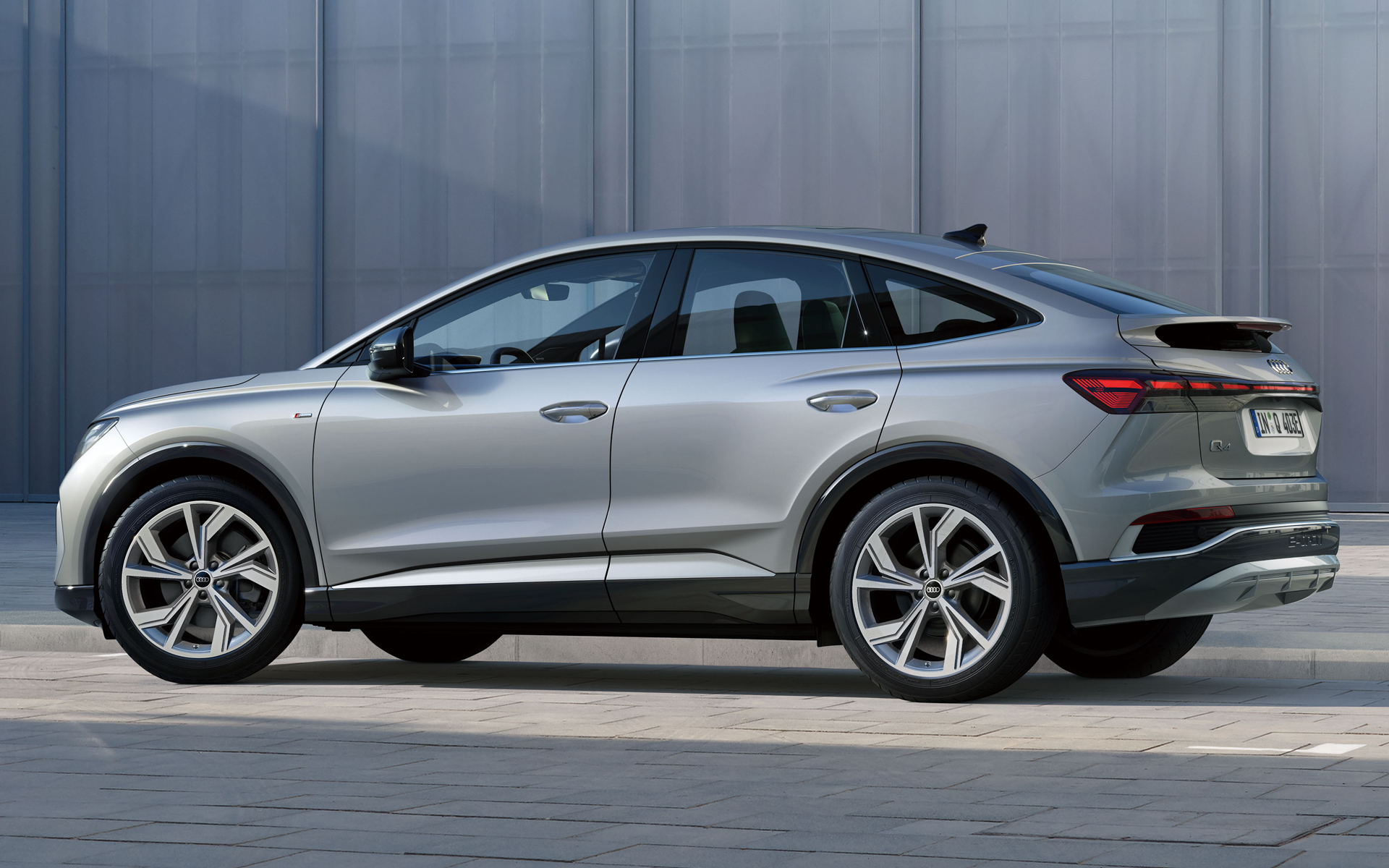 プレミアムコンパクトSUVながらクーペのようなルーフラインが特徴のQ4 スポーツバック 45 e-tron