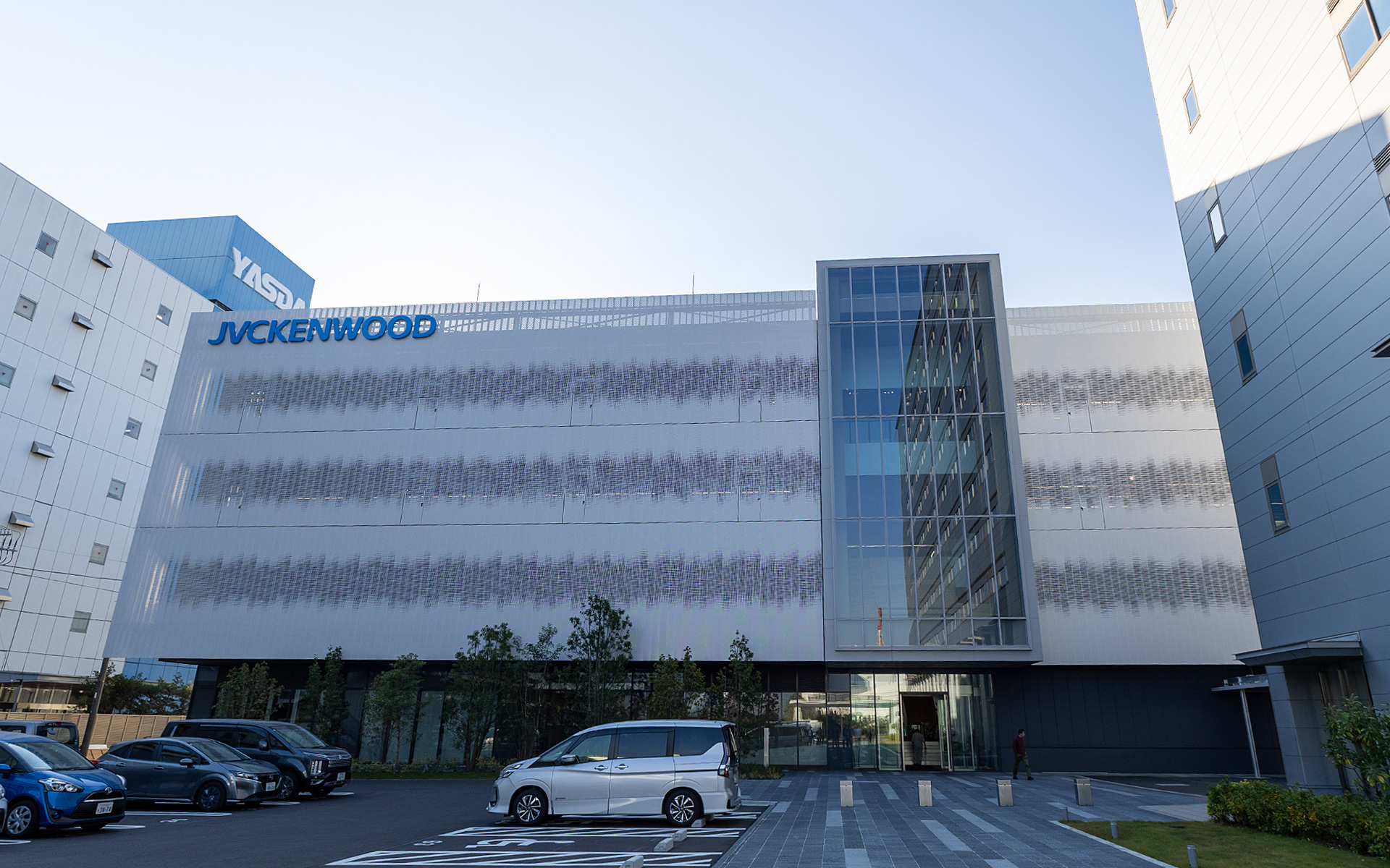 建物外観の特徴は窓の面に取り付けられたパンチングメタルによる装飾。これは日差しの差し込みを軽減させる目的のもの。強い日の差し込みを防ぎつつ、薄暗くなりすぎないものだという。なお、パンチングの入れ方はデザインされていて、周波数や音響のイコライザーのバーを連想させるものとしている