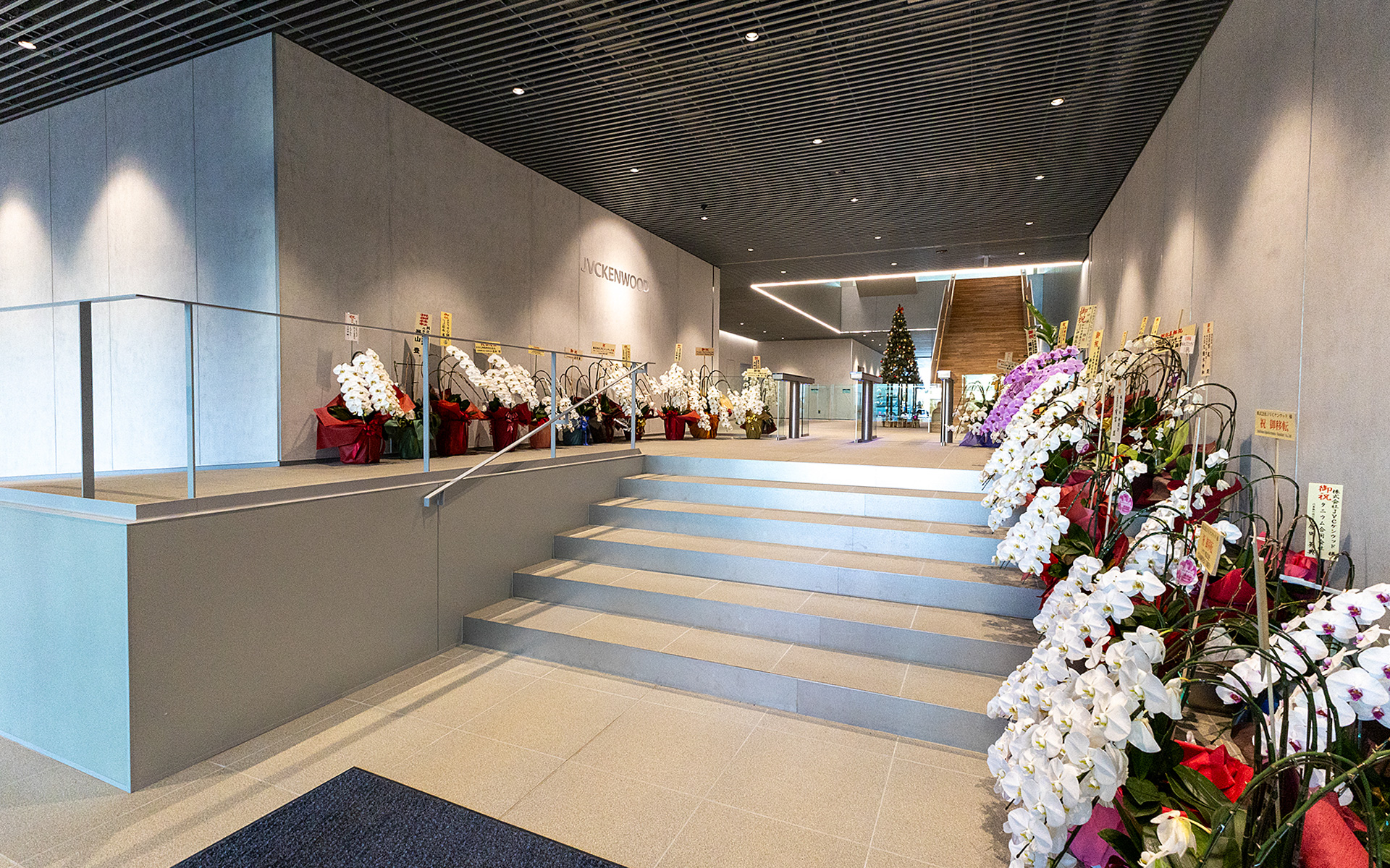 ハイブリッドセンターの入り口。海の横にあることから津波などの対策としてフロアを地面より高い位置にしている