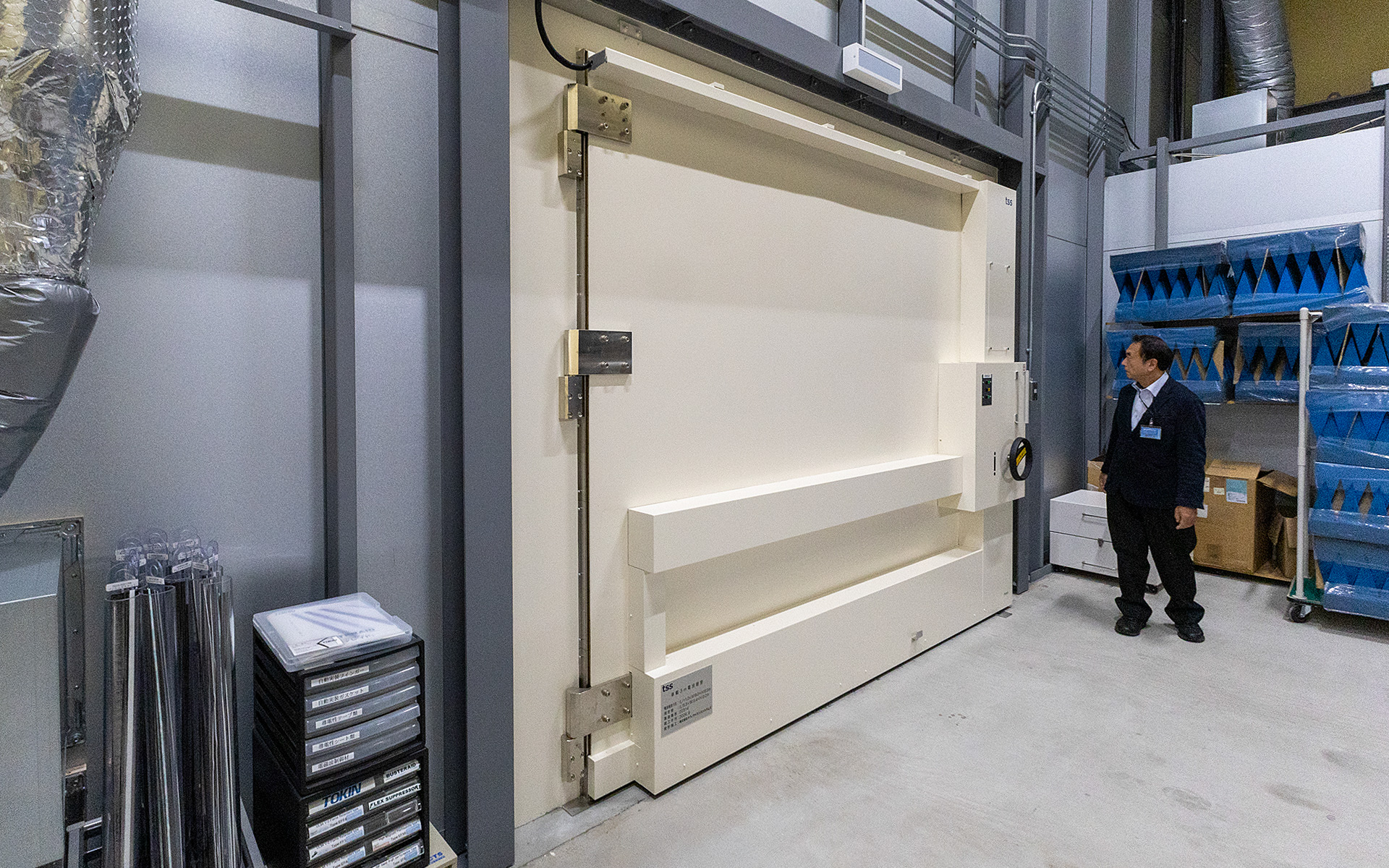 電波暗室の扉は分厚い金属製