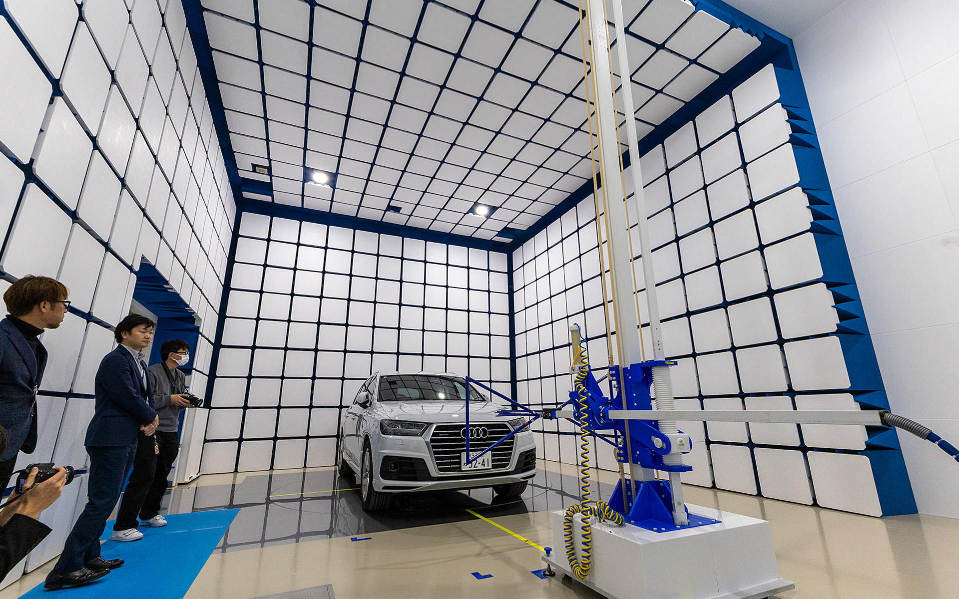 電波暗室の内部。手前の機材がアンテナ。4mまで上げることができる。天井までは6ｍある。JVCケンウッドが前の事業所で使っていた電波暗室より大型になったことで、これまでより幅の広いデータが取れるようになったという