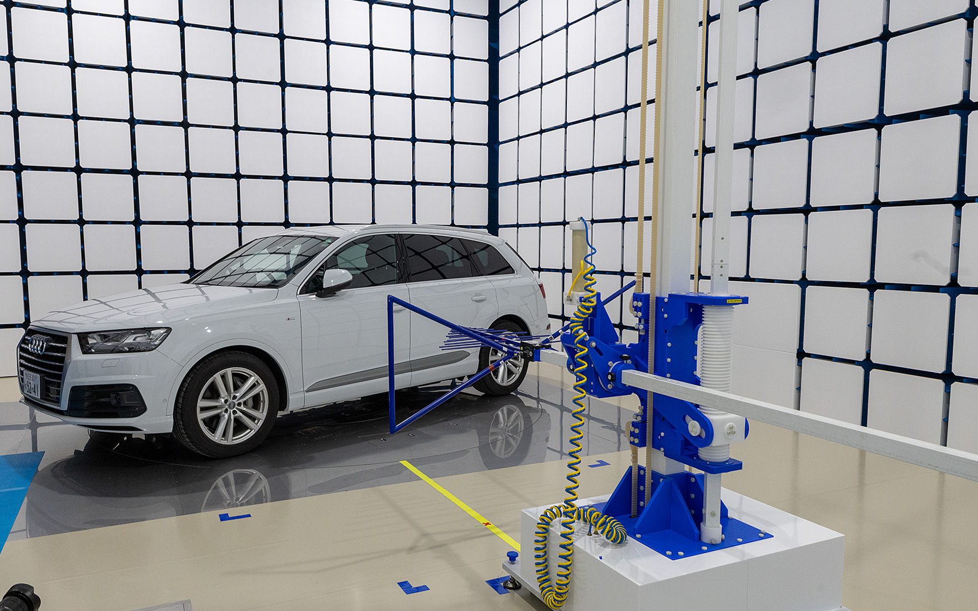 クルマはターンテーブルに置かれるのでさまざまな方向からの計測ができる。こうした機材を自社で所有するメーカーはあまりないという