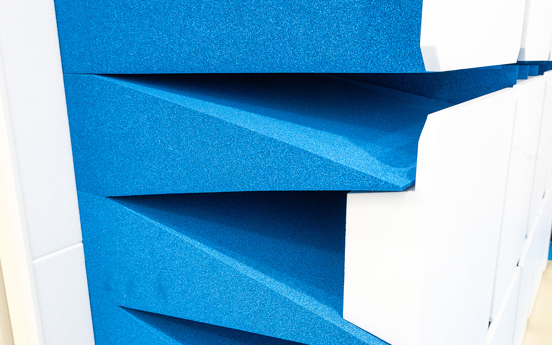 青い部分が電波を吸収し反射を抑える特殊なウレタン材。壁や天井に使われていた