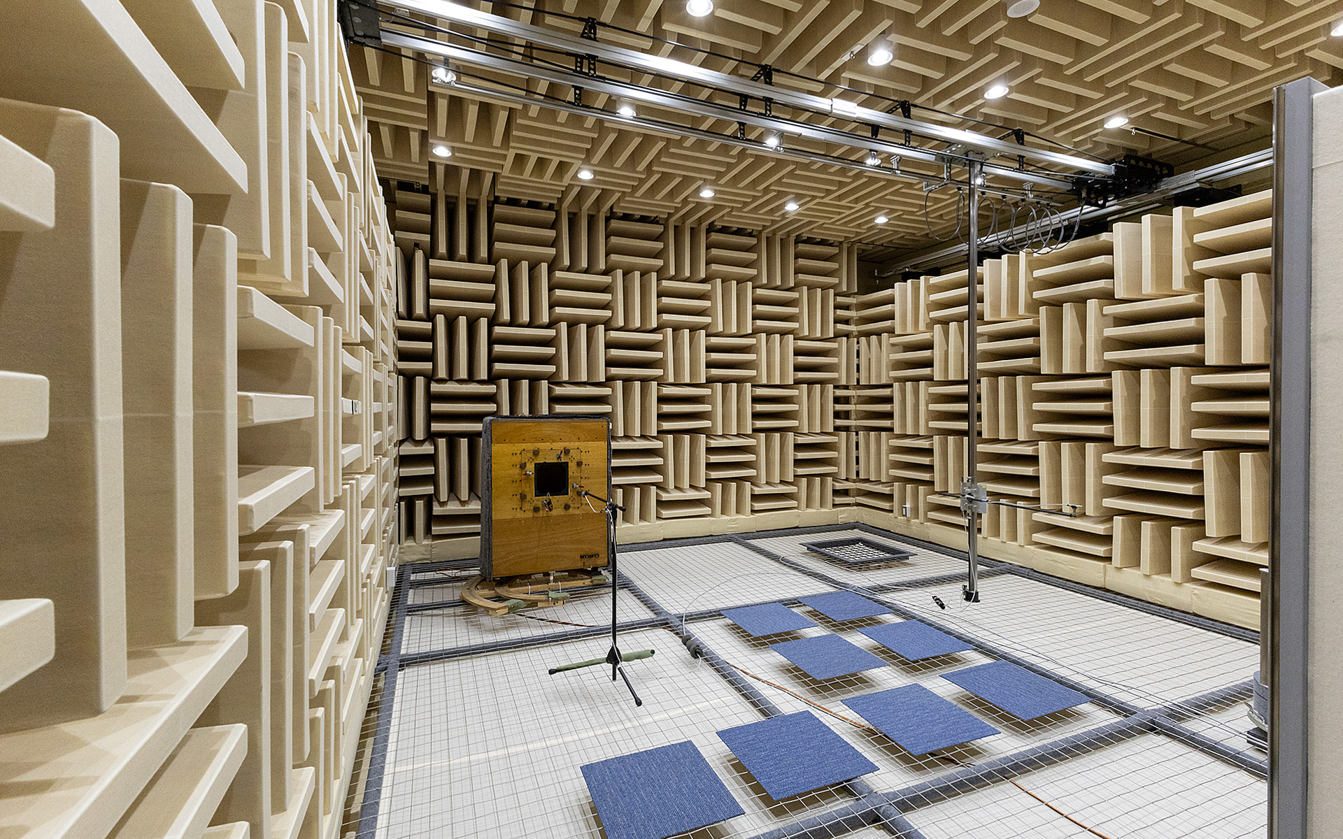 無響室内。床はなくネットが張られた上を歩くようになる。今回はわれわれ外部の人間も入るため、歩きやすいようパンチカーペットが用意されていた