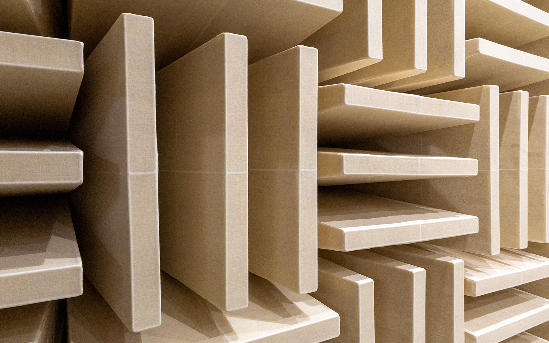 壁のヒダ状のものはグラスウールの上に布が張ってある作り。触ると柔らかい