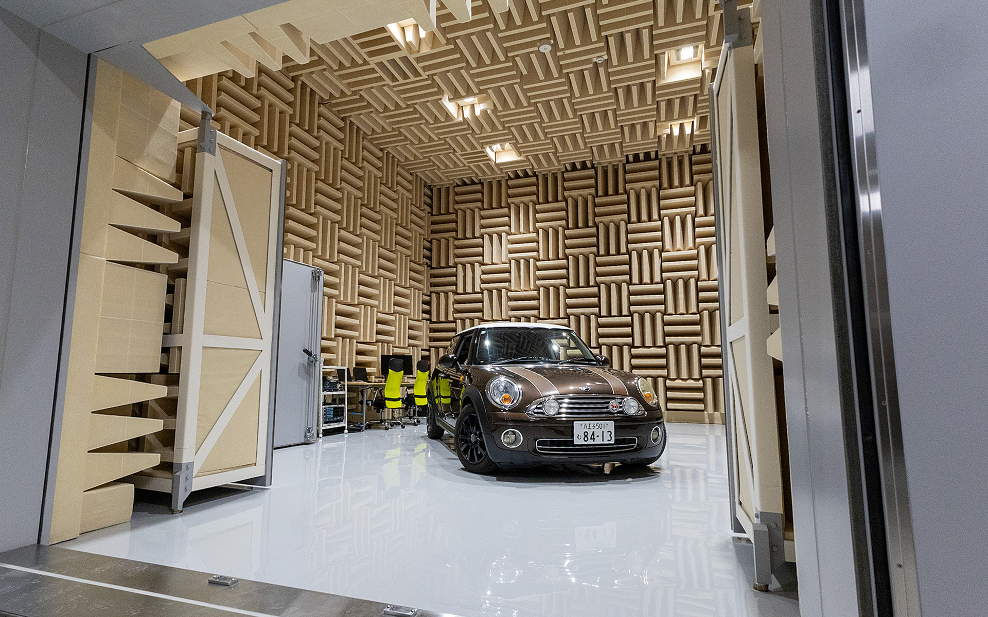 こちらはクルマの中での音の試験をする無反響室。クルマを入れるので床はある