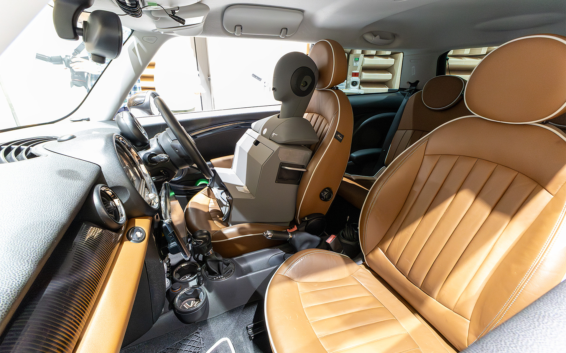 ダミーの耳の部分にはマイクが入り、車内での音を拾う