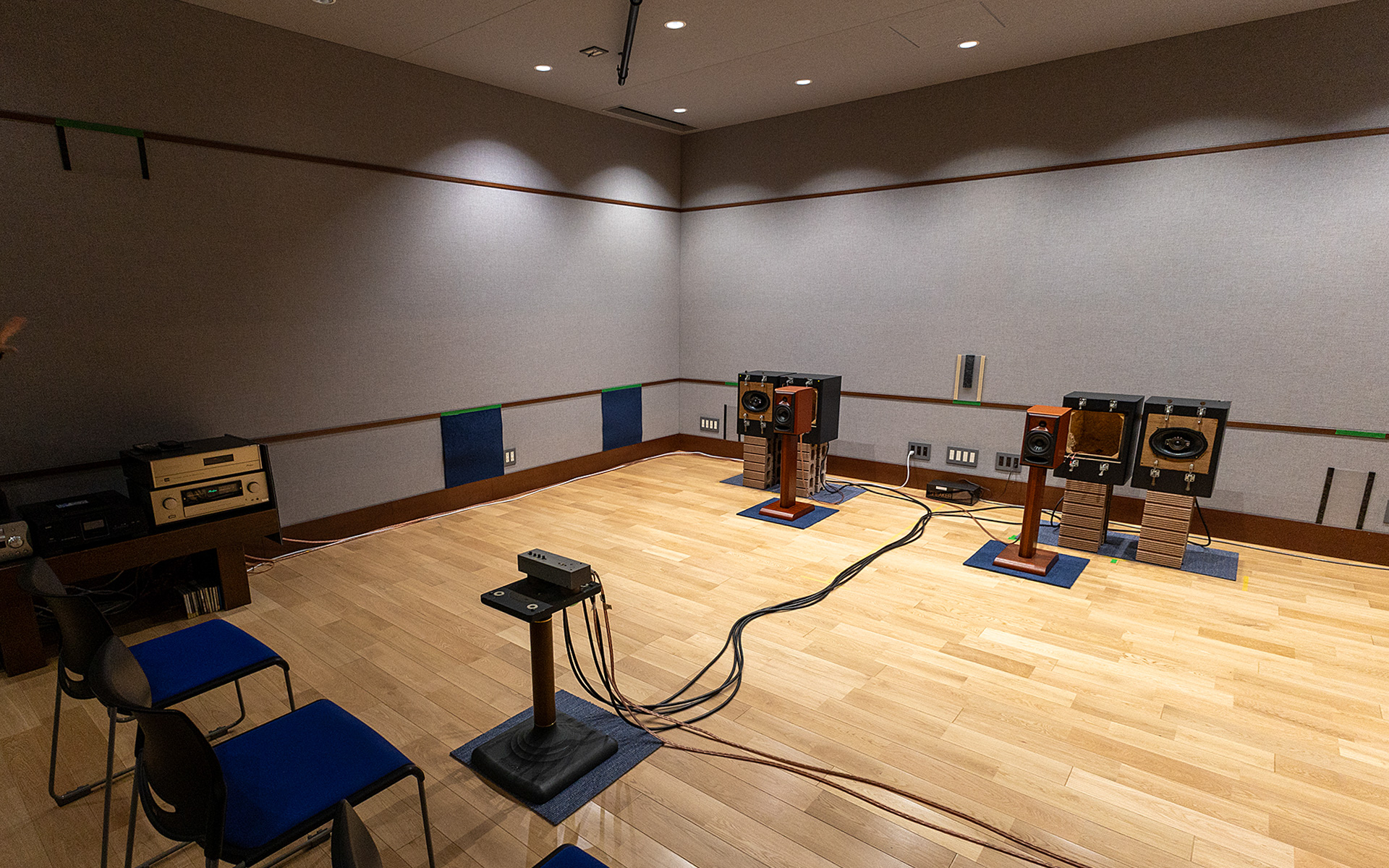こちらは、スピーカーの音をチェックするための部屋。実はこの部屋はまだ完成しておらず、壁の作りなどは今後変わっていくとのこと