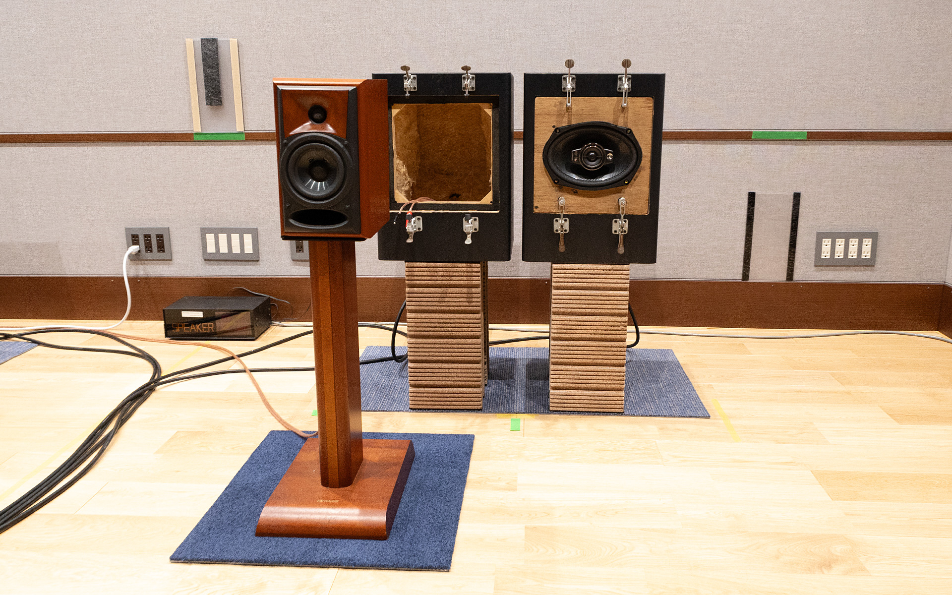 後ろにあるのがクルマ用のスピーカーで、入っているボックスはクルマのドアの体積にほぼ合わせてあるとのこと