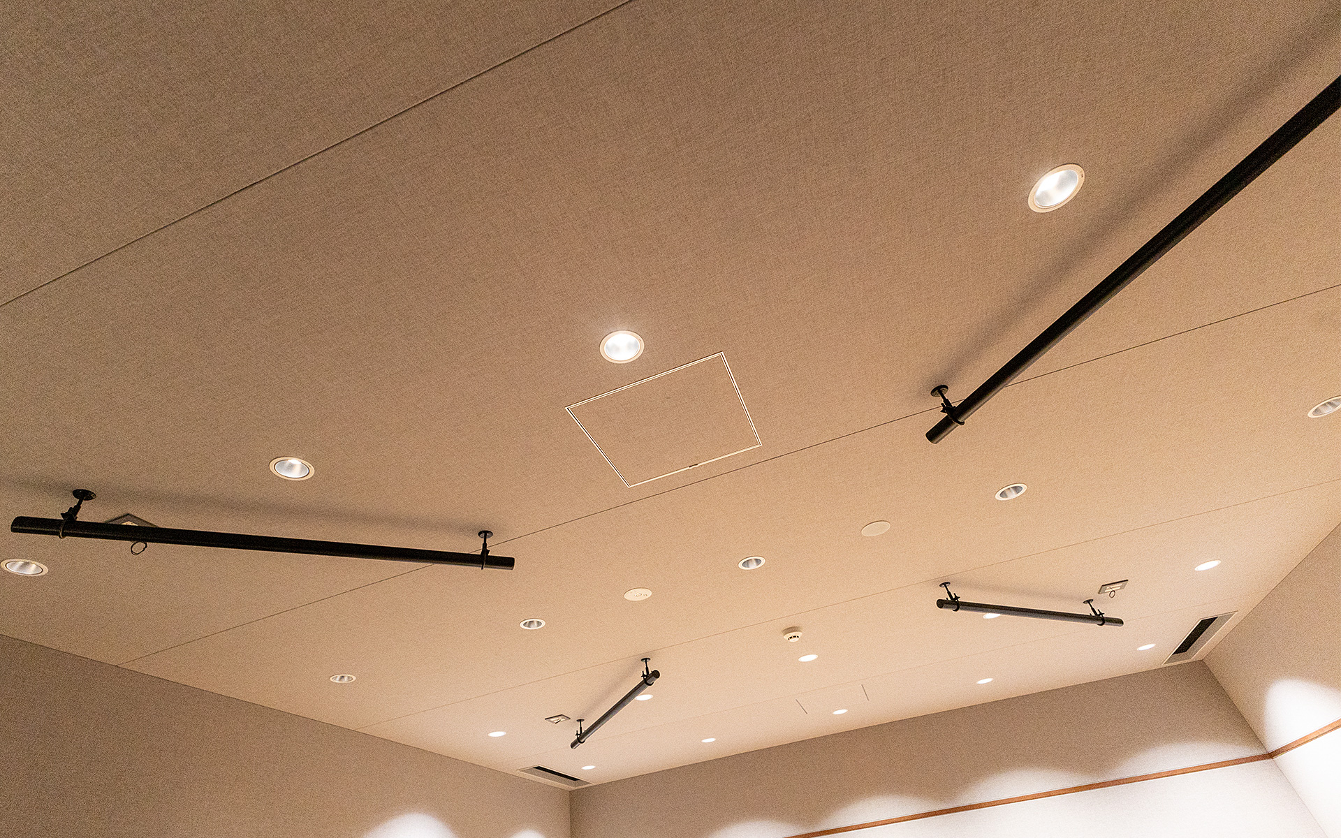 天井にはサラウンドシステム用のスピーカー取り付け器具がある