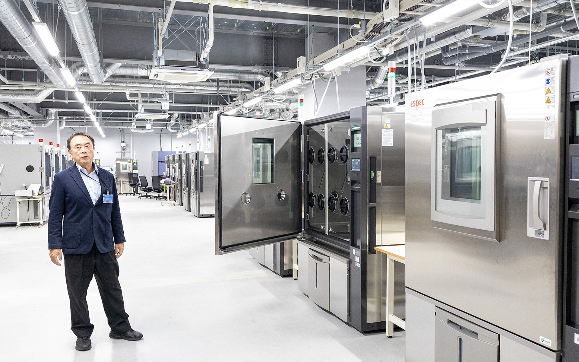 機器の温度に関する試験を行なう部屋。－30℃～80℃（一部100℃まで対応）を一定に保てる機器が46台ある