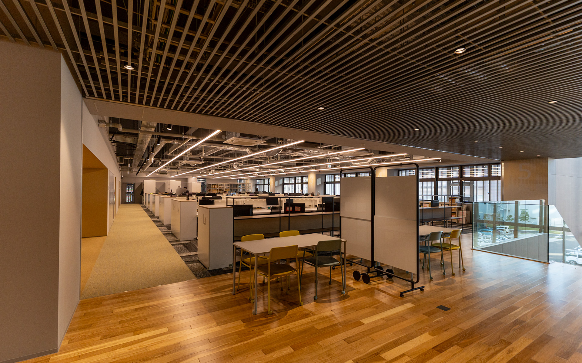 こちらは技術部門オフィス。撮影位置の後にも同様のスペースがある。技術部門ではほかの部署よりデスクが広く、技術部門の仕事内容に合う作りになっている。